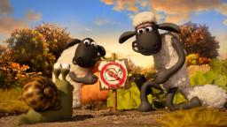 شخصیت‌های انیمیشن شان د شیپ (Shaun the Sheep) در کنار یک حلزون و تابلوی هشدار