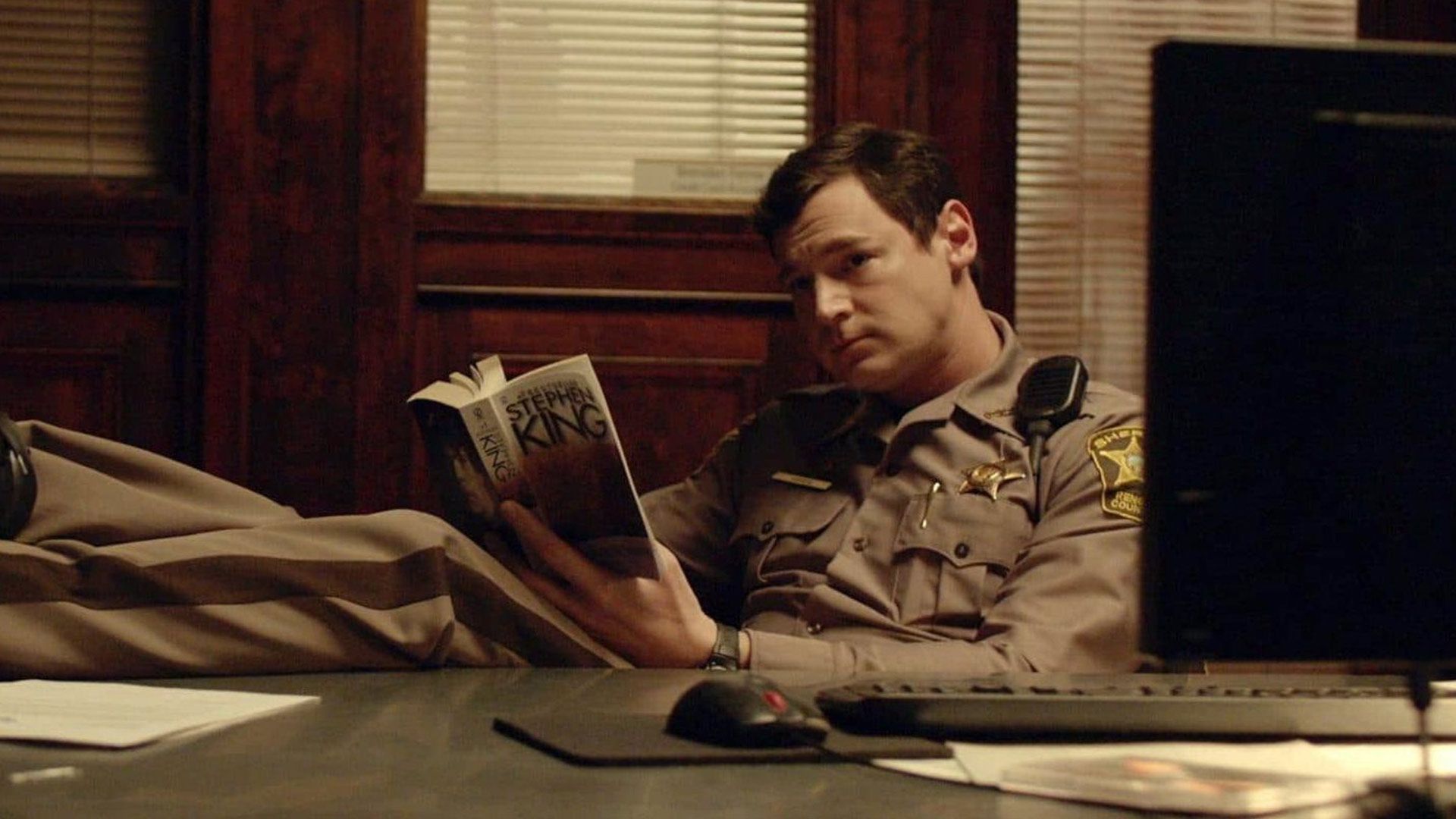 ویلسون در حال نگاه کردن در فیلم Shimmer Lake