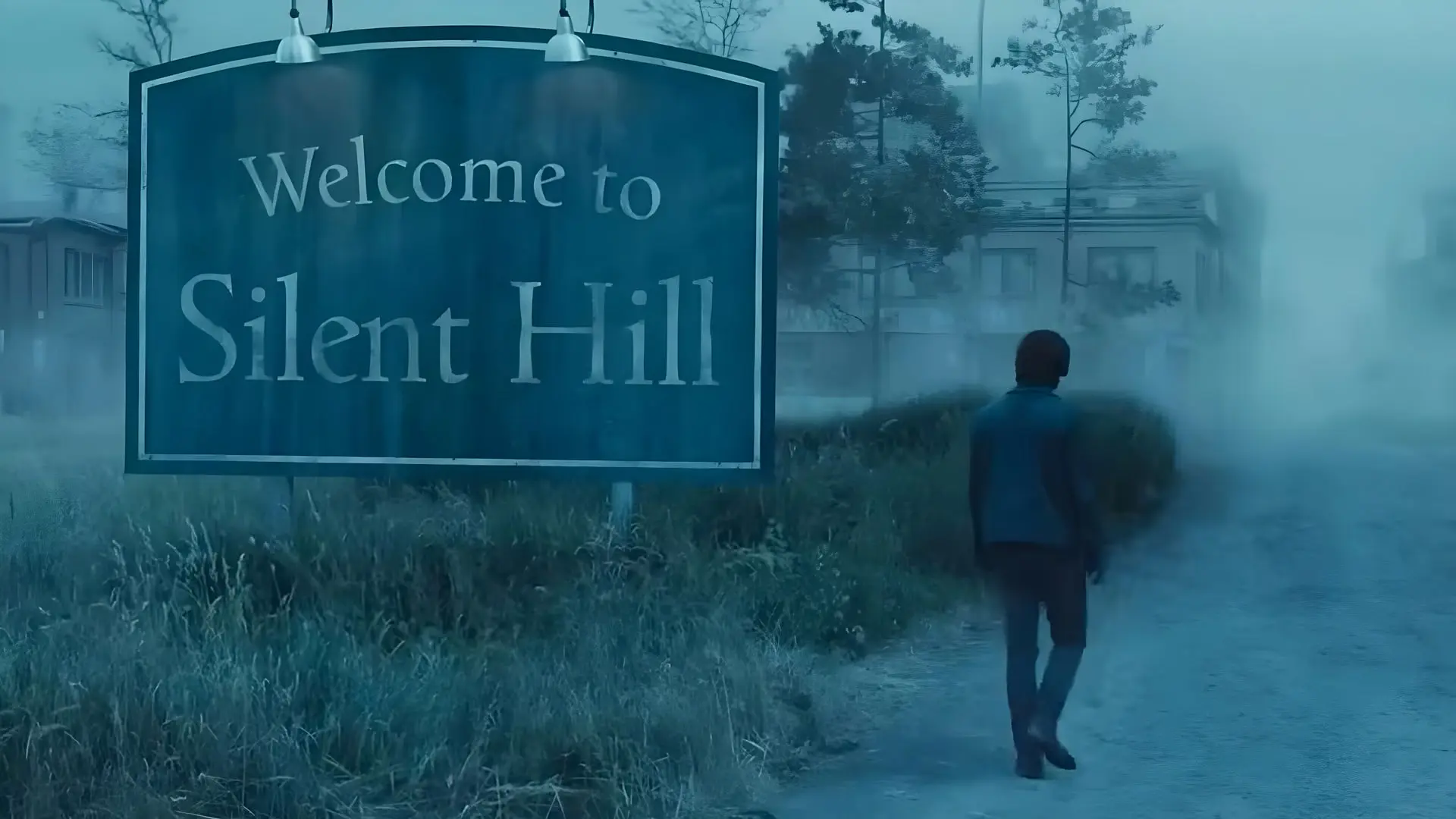 تابلوی خوش‌آمدگویی به شهر ساکت هیل (Silent Hill) در جاده‌ای مه‌آلود