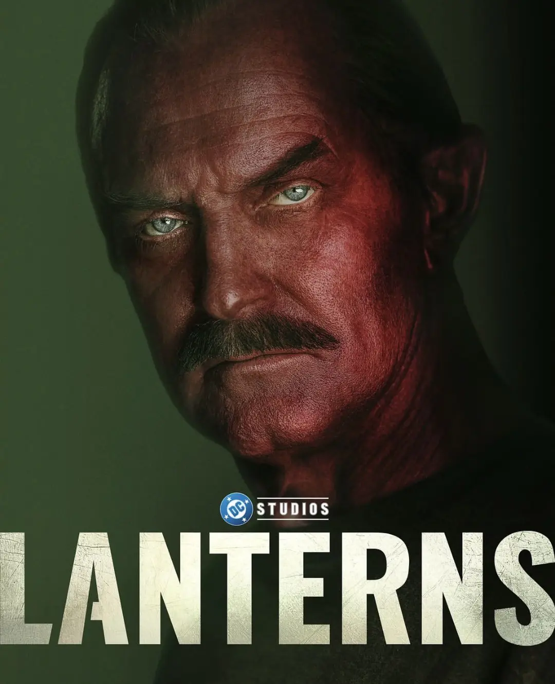 چهره شخصیت سینسترو (Sinestro) با پوست قرمز و چشم‌های روشن در سریال Lanterns