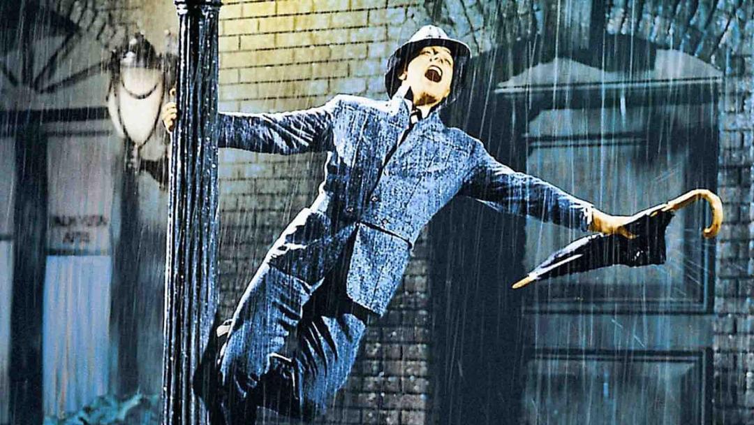 جین کلی در حال آواز زیر باران در فیلم Singin' in the Rain