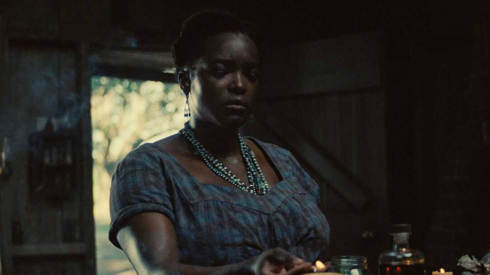 میا در آشپزخانه در فیلم sinners