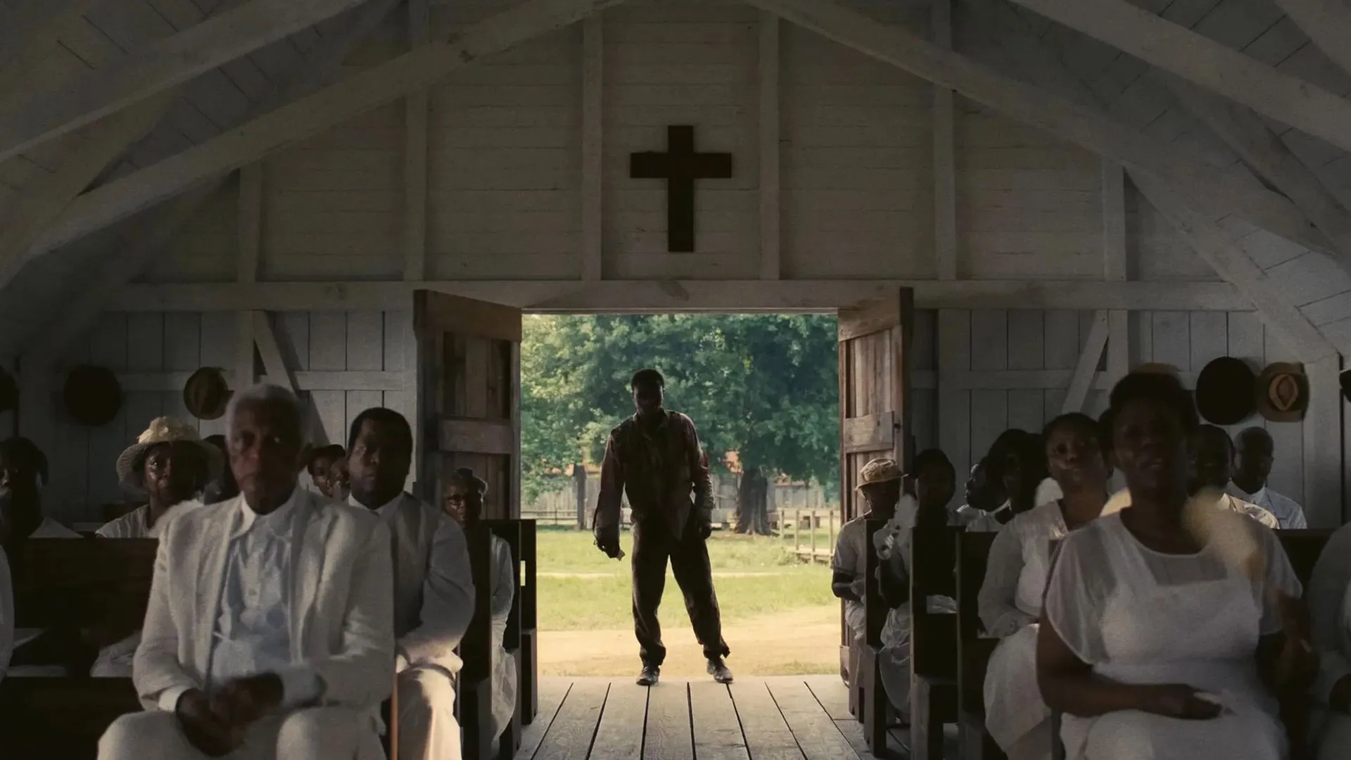 گیتاریست در کلیسا در فیلم Sinners