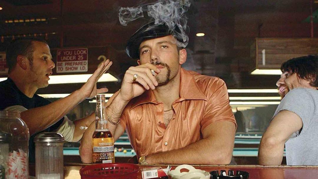 بن افلک در حال سیگار کشیدن در فیلم Smokin’ Aces