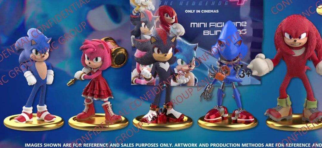 مجموعه فیگورهای کوچک شخصیت‌های سونیک (Sonic) و امی رز (Amy Rose) روی پایه‌های طلایی