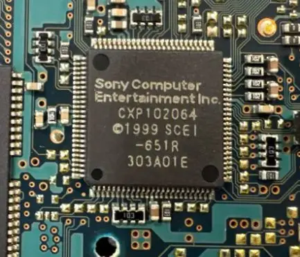 تراشه اصلی (CXP102064) متعلق به کنسول پلی استیشن ۲ (PlayStation 2) روی برد الکترونیکی