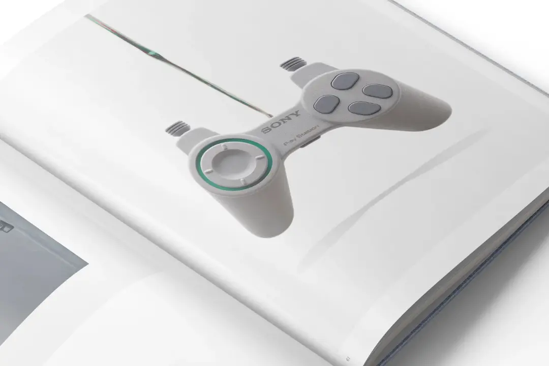 دسته‌ بازی قدیمی پلی‌استیشن (PlayStation) روی صفحات یک کتاب باز