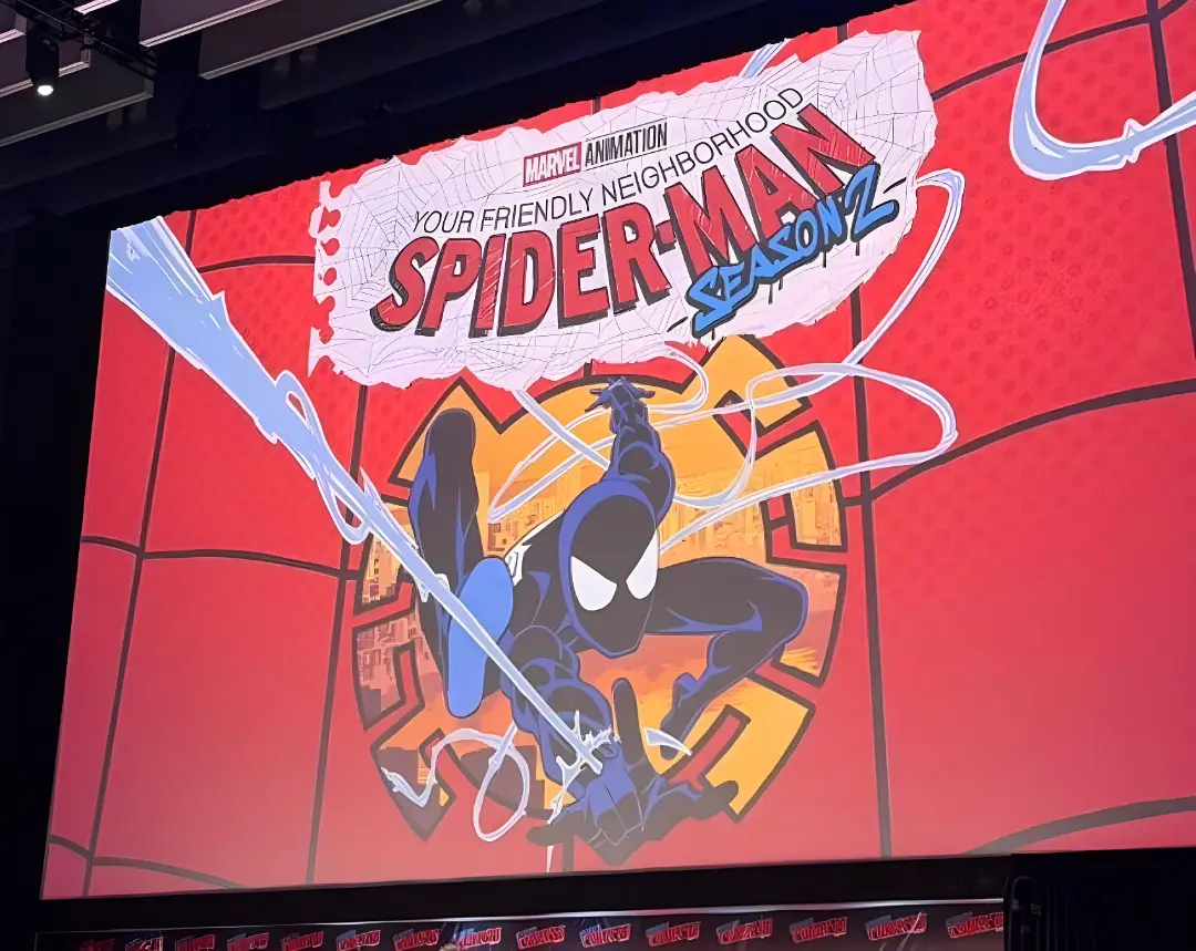 شخصیت انیمیشنی مرد عنکبوتی (Spider-Man) در پس‌زمینه‌ای قرمز و طرح شبکه عنکبوت
