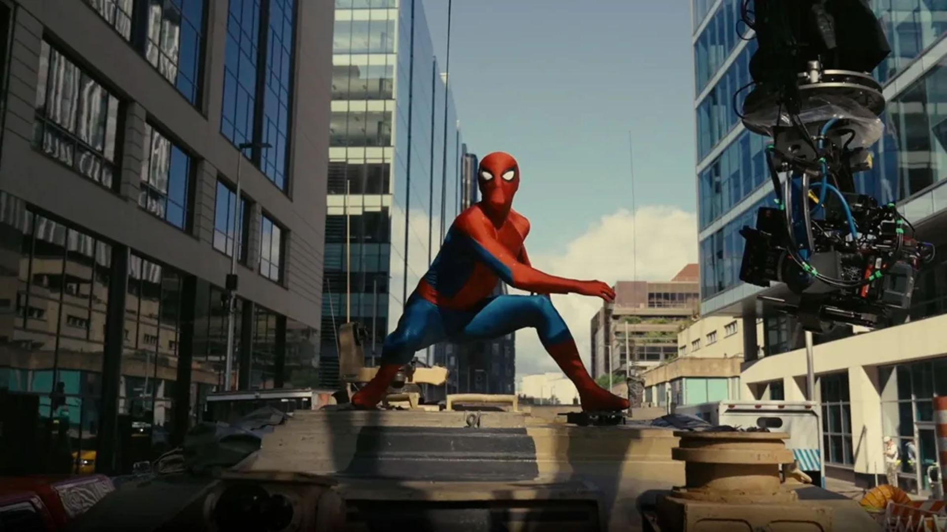 مرد عنکبوتی روی تانک در پشت صحنه فیلم Spider-Man: Brand New Day 