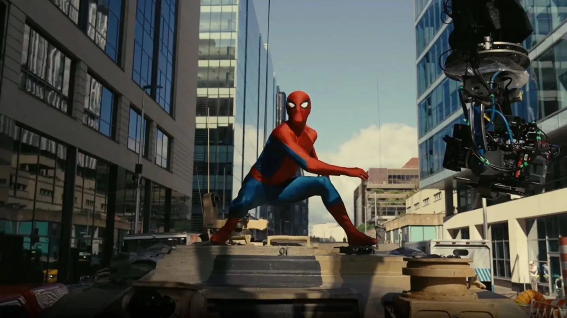 مرد عنکبوتی روی تانک در پشت صحنه فیلم Spider-Man: Brand New Day 