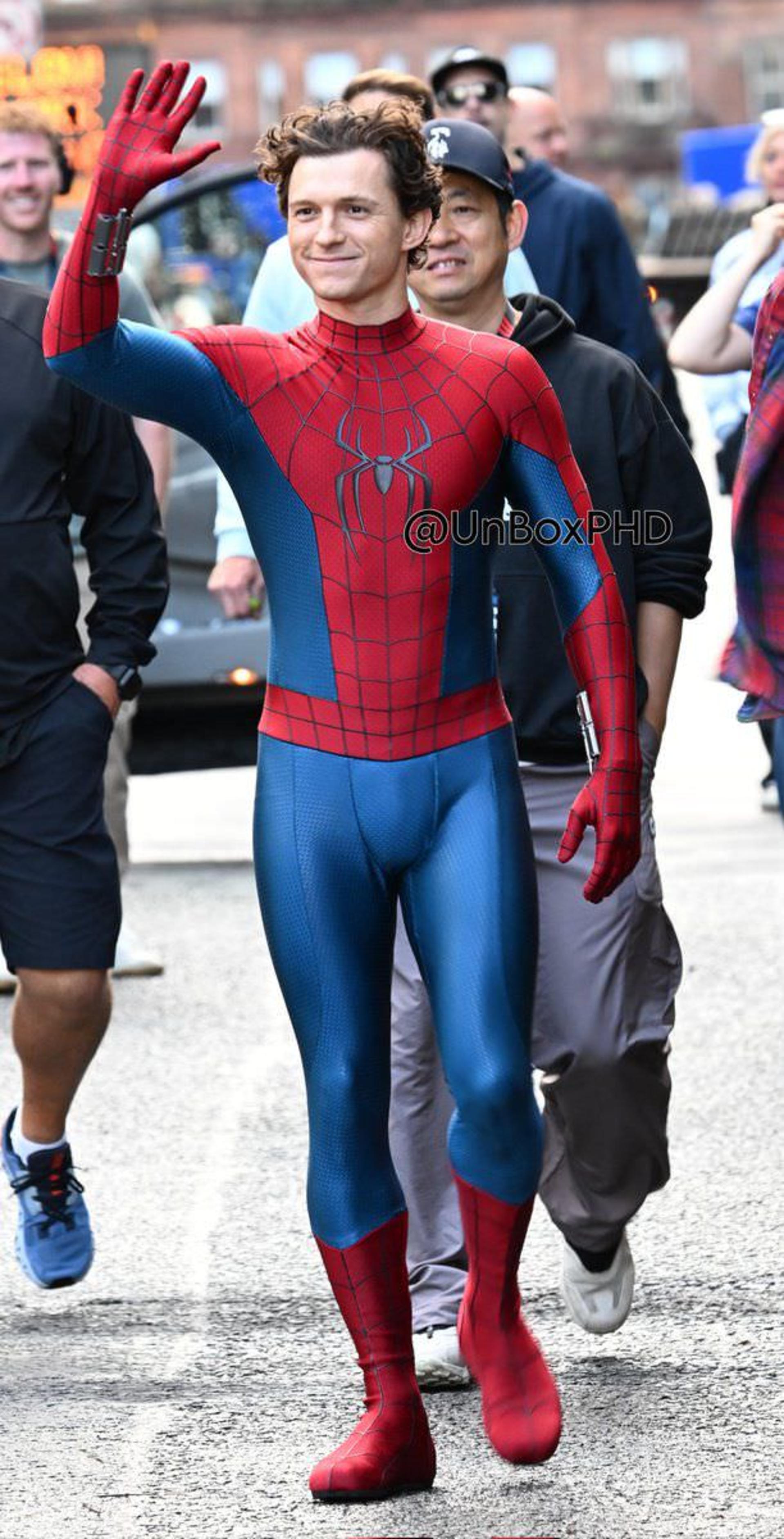 تام هالند در پشت صحنه فیلم Spider-Man: Brand New Day در گلاسگو با لباس جدید مرد عنکبوتی