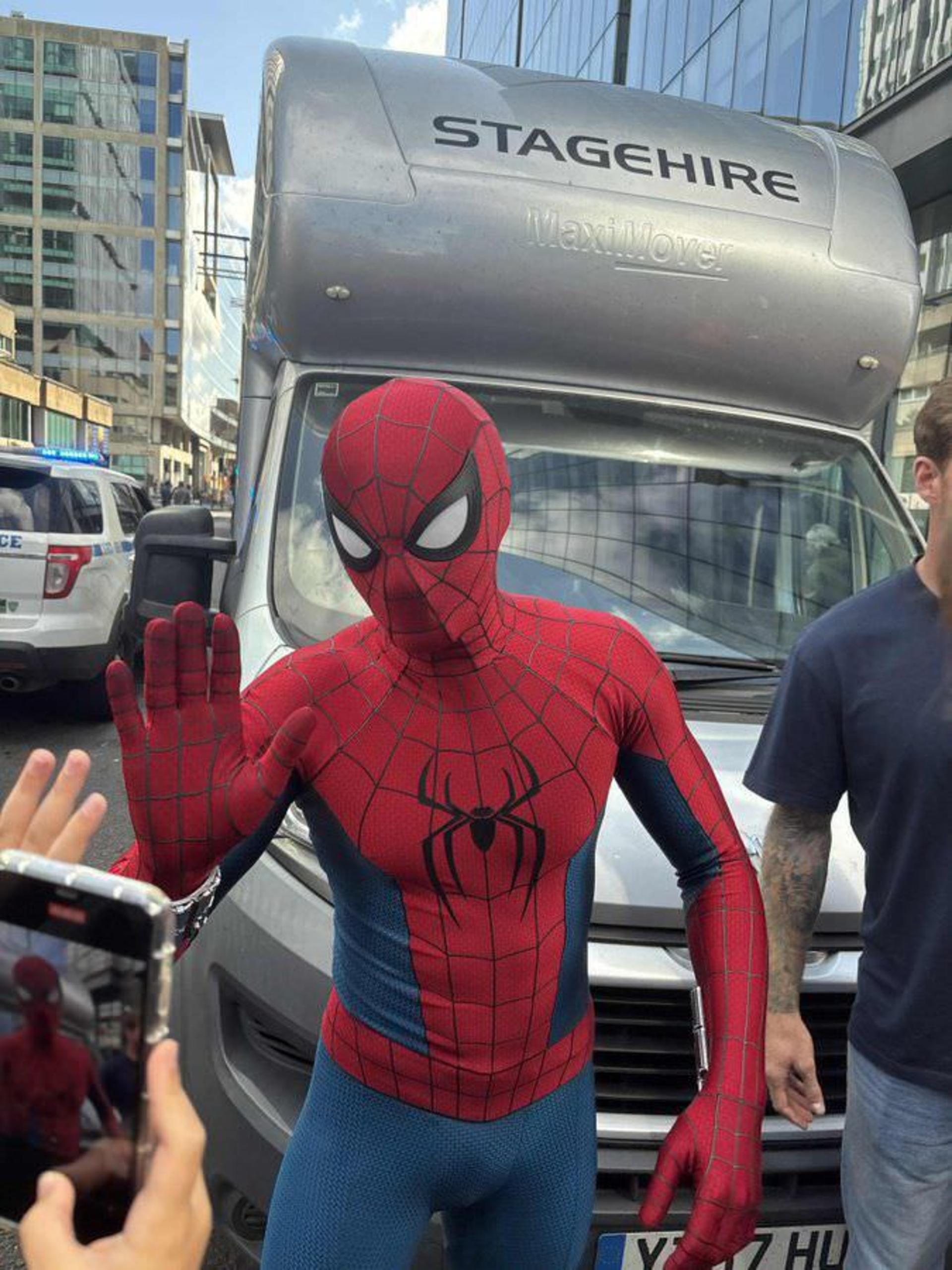 تام هالند در پشت صحنه فیلم Spider-Man: Brand New Day در گلاسگو با لباس جدید مرد عنکبوتی