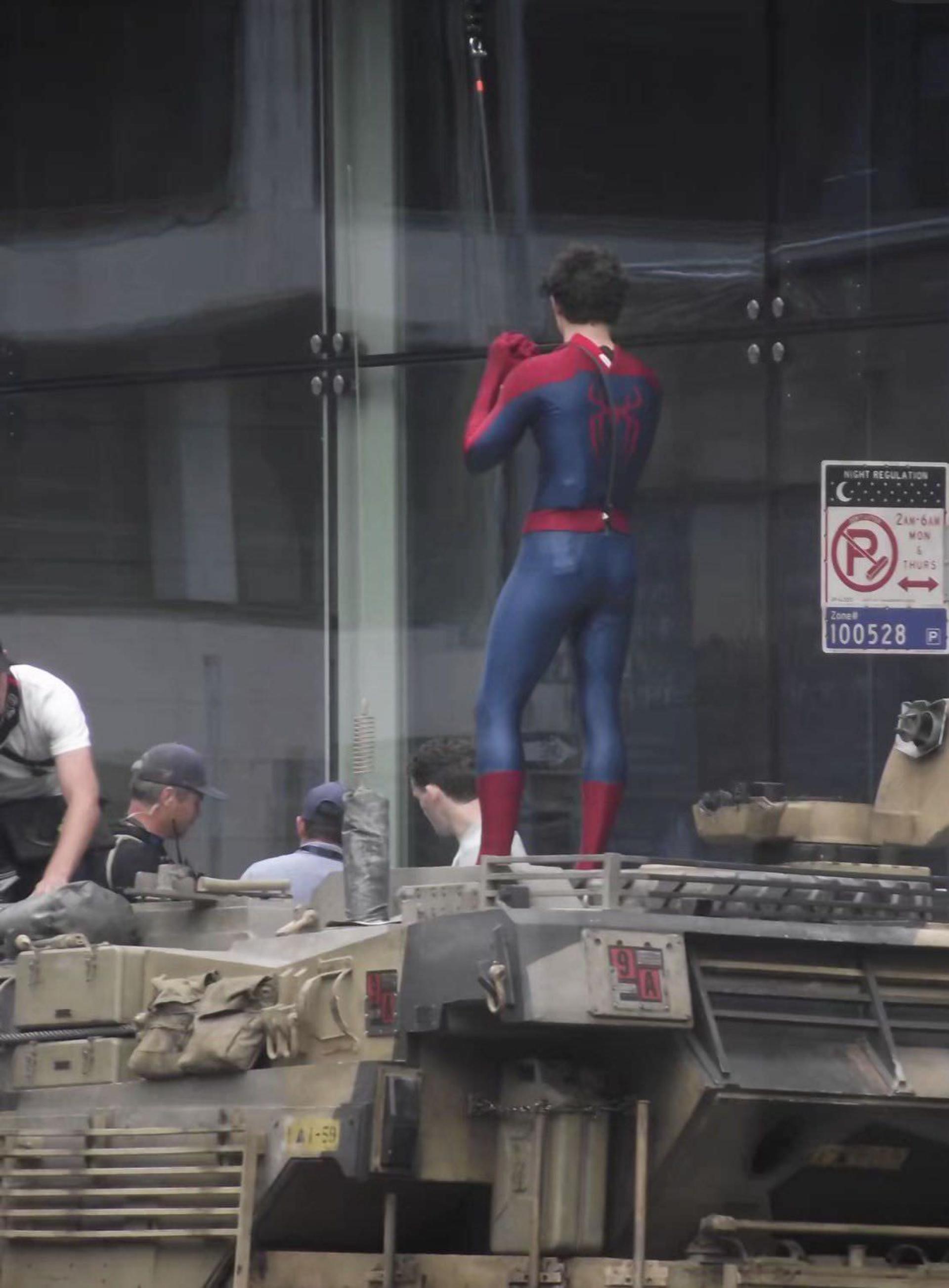 تام هالند در پشت صحنه فیلم Spider-Man: Brand New Day در گلاسگو با لباس جدید مرد عنکبوتی