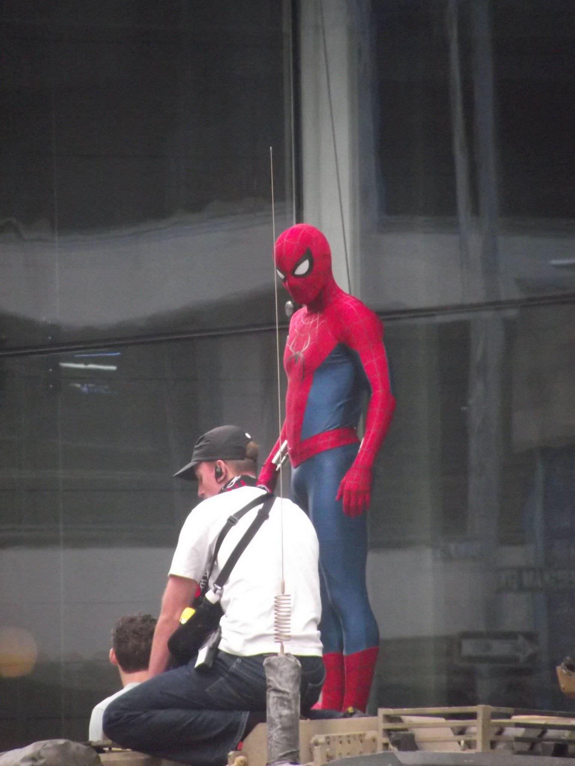 تام هالند در پشت صحنه فیلم Spider-Man: Brand New Day در گلاسگو با لباس جدید مرد عنکبوتی