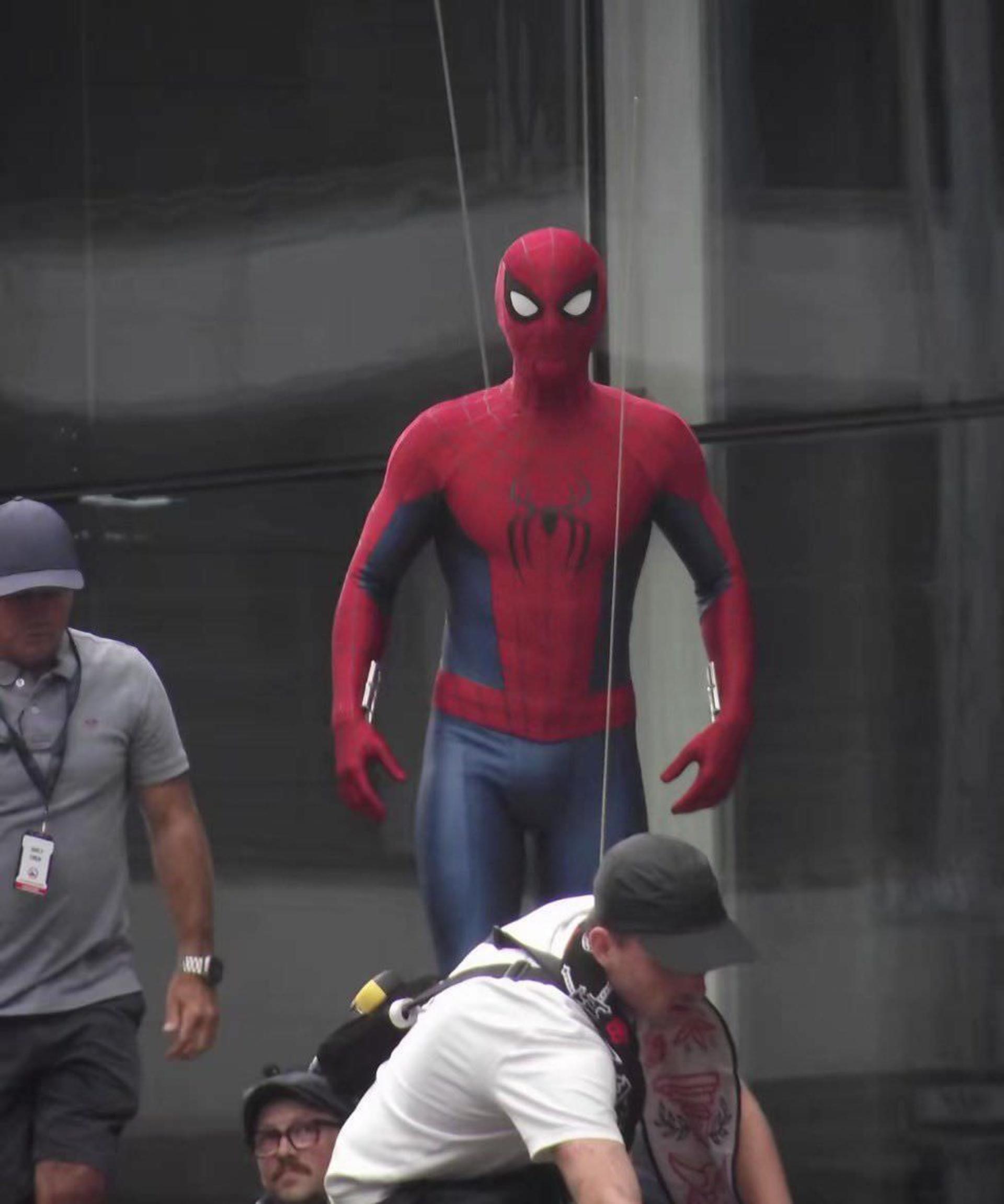 تام هالند در پشت صحنه فیلم Spider-Man: Brand New Day در گلاسگو با لباس جدید مرد عنکبوتی