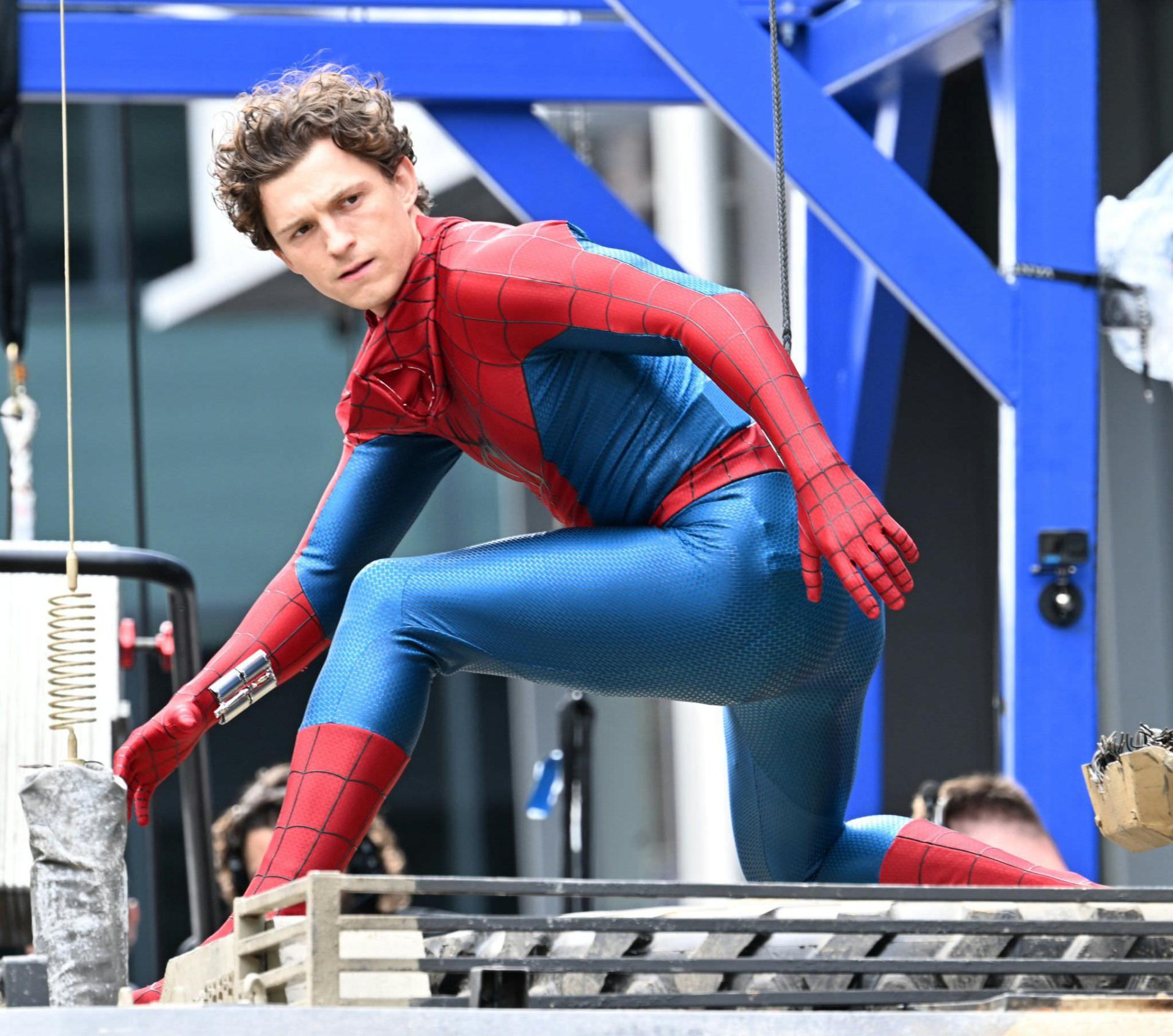 تام هالند در پشت صحنه فیلم Spider-Man: Brand New Day در گلاسگو با لباس جدید مرد عنکبوتی