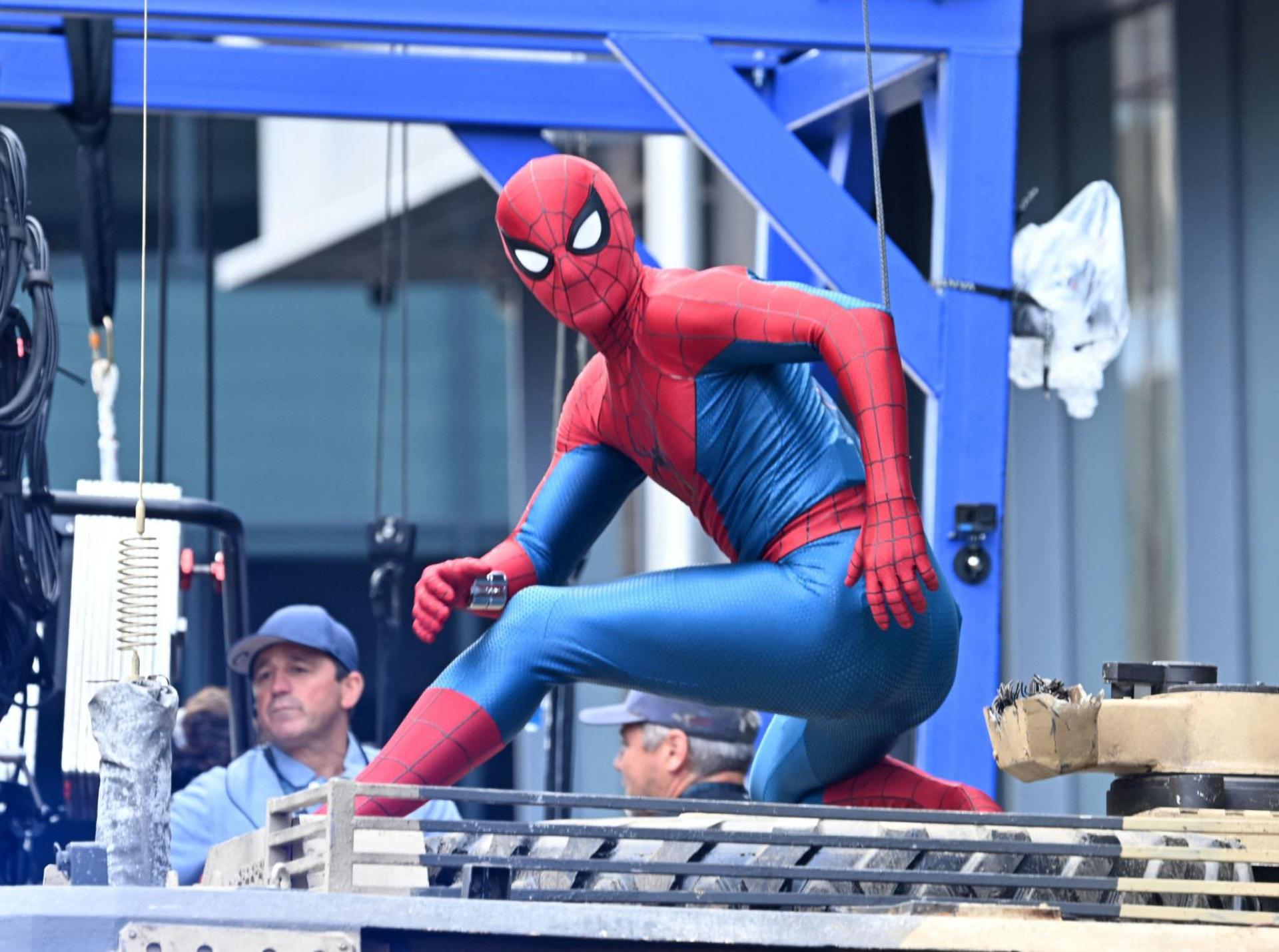 تام هالند در پشت صحنه فیلم Spider-Man: Brand New Day در گلاسگو با لباس جدید مرد عنکبوتی
