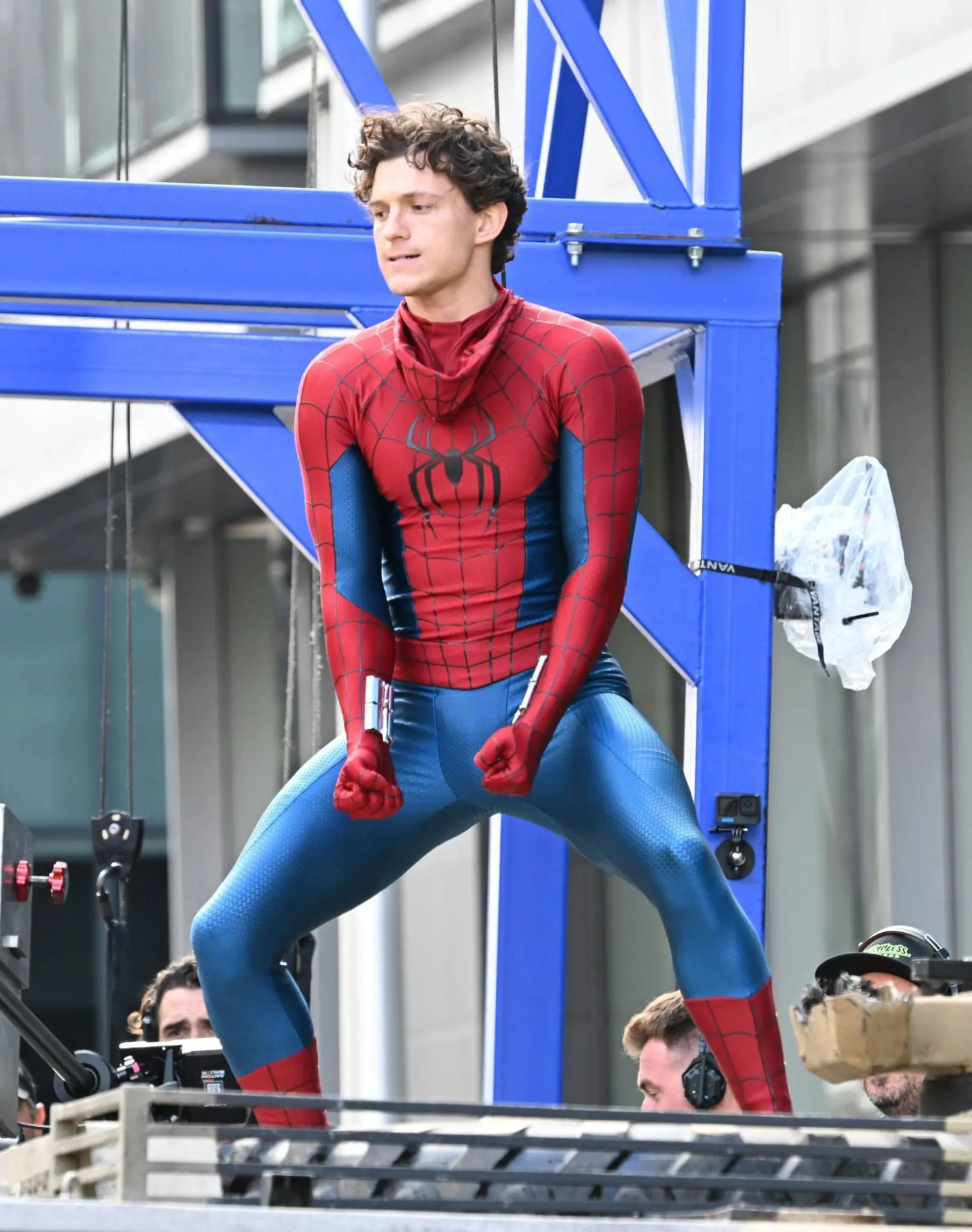 تام هالند در پشت صحنه فیلم Spider-Man: Brand New Day در گلاسگو با لباس جدید مرد عنکبوتی