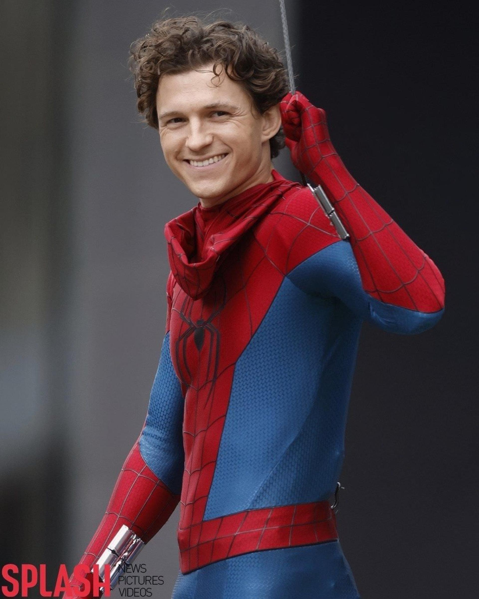 تام هالند در پشت صحنه فیلم Spider-Man: Brand New Day در گلاسگو با لباس جدید مرد عنکبوتی