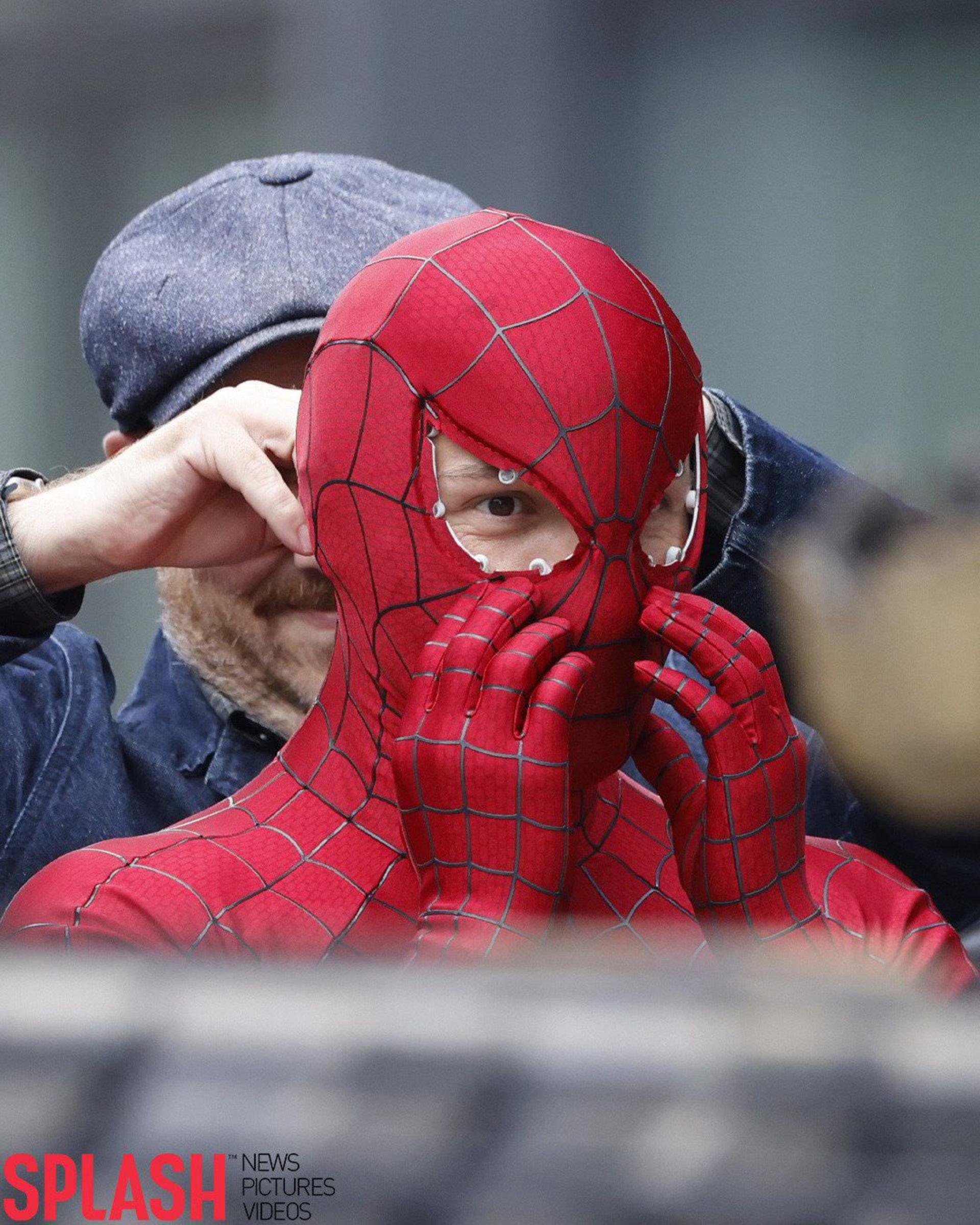 تام هالند در پشت صحنه فیلم Spider-Man: Brand New Day در گلاسگو با لباس جدید مرد عنکبوتی