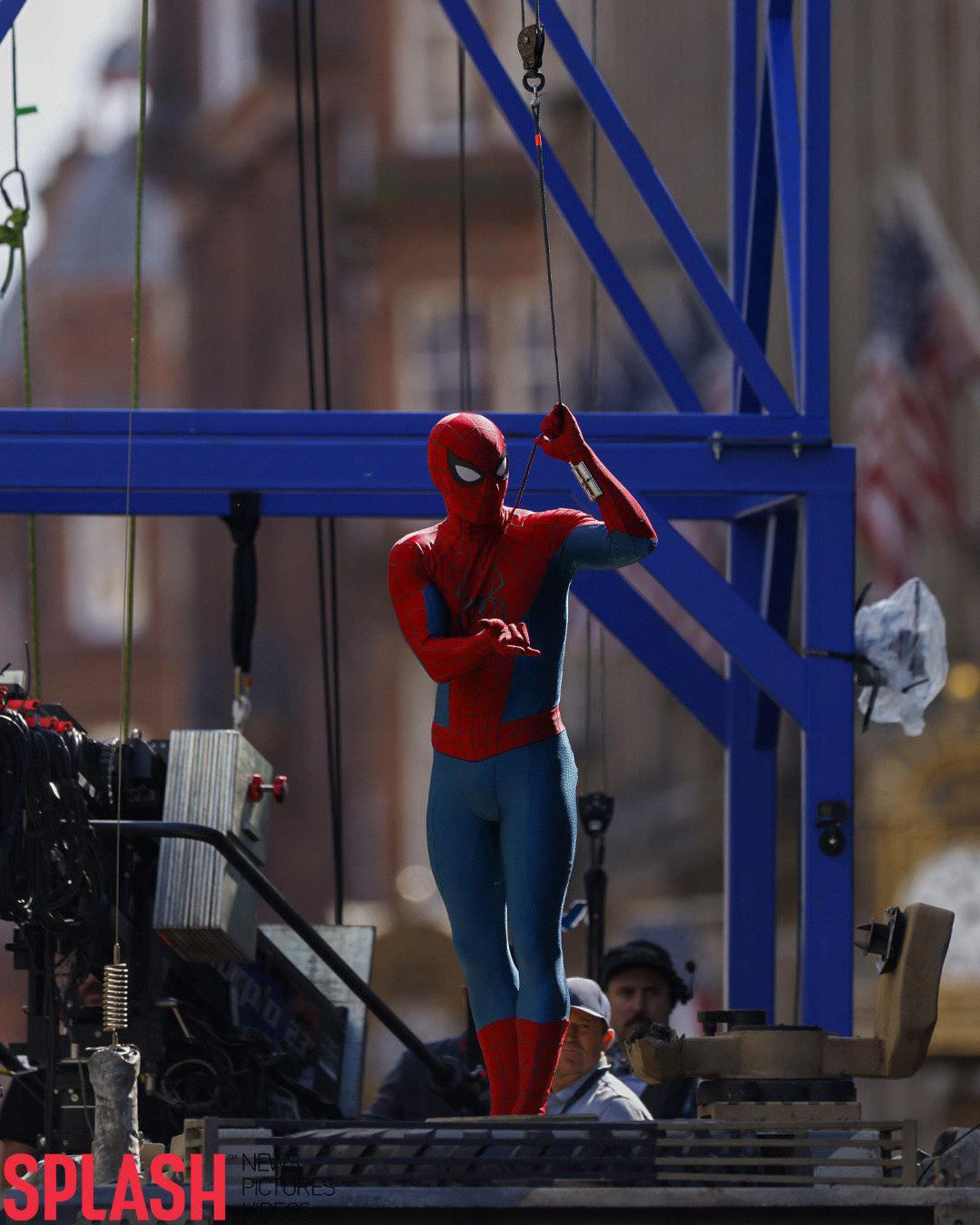 تام هالند در پشت صحنه فیلم Spider-Man: Brand New Day در گلاسگو با لباس جدید مرد عنکبوتی