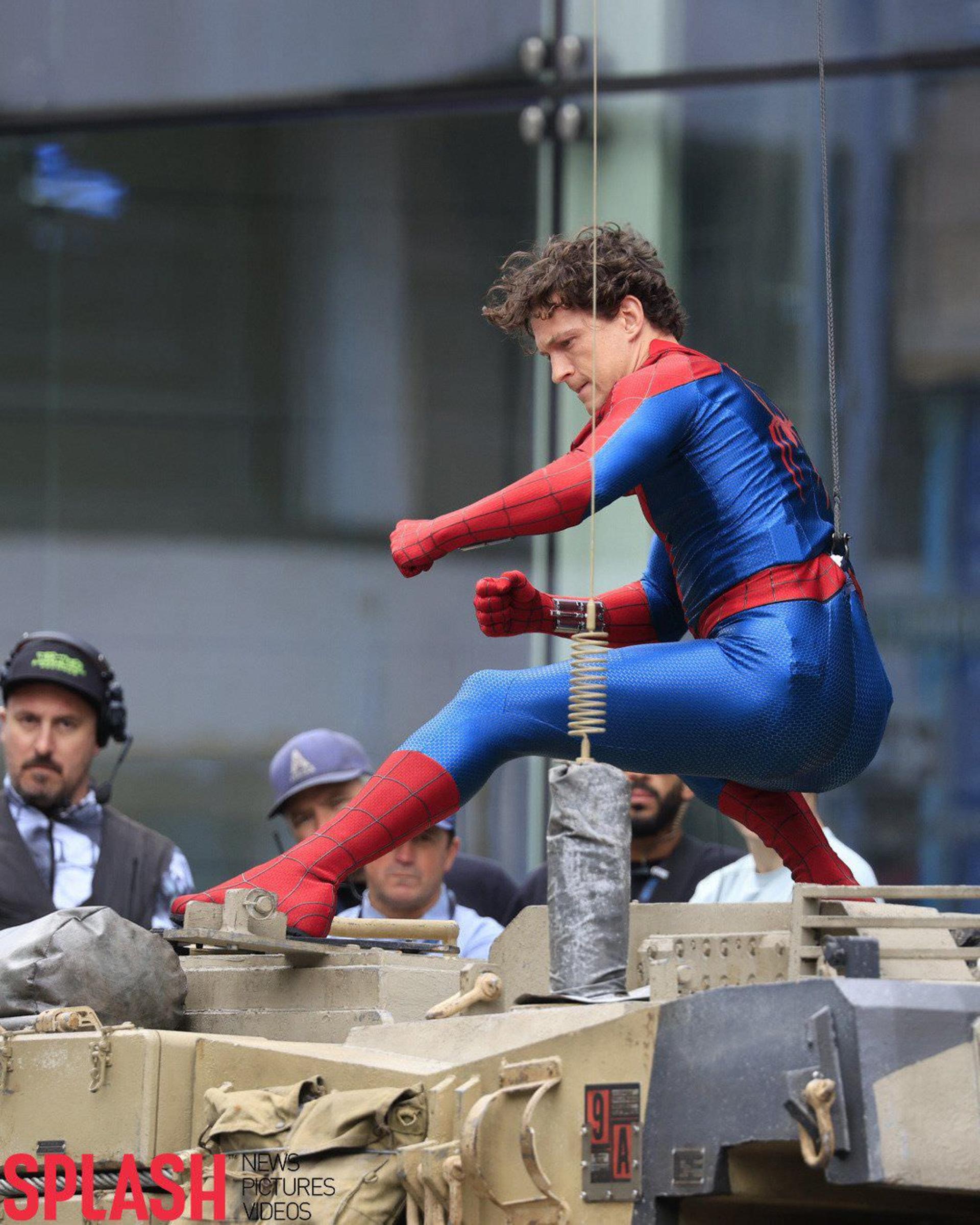تام هالند در پشت صحنه فیلم Spider-Man: Brand New Day در گلاسگو با لباس جدید مرد عنکبوتی