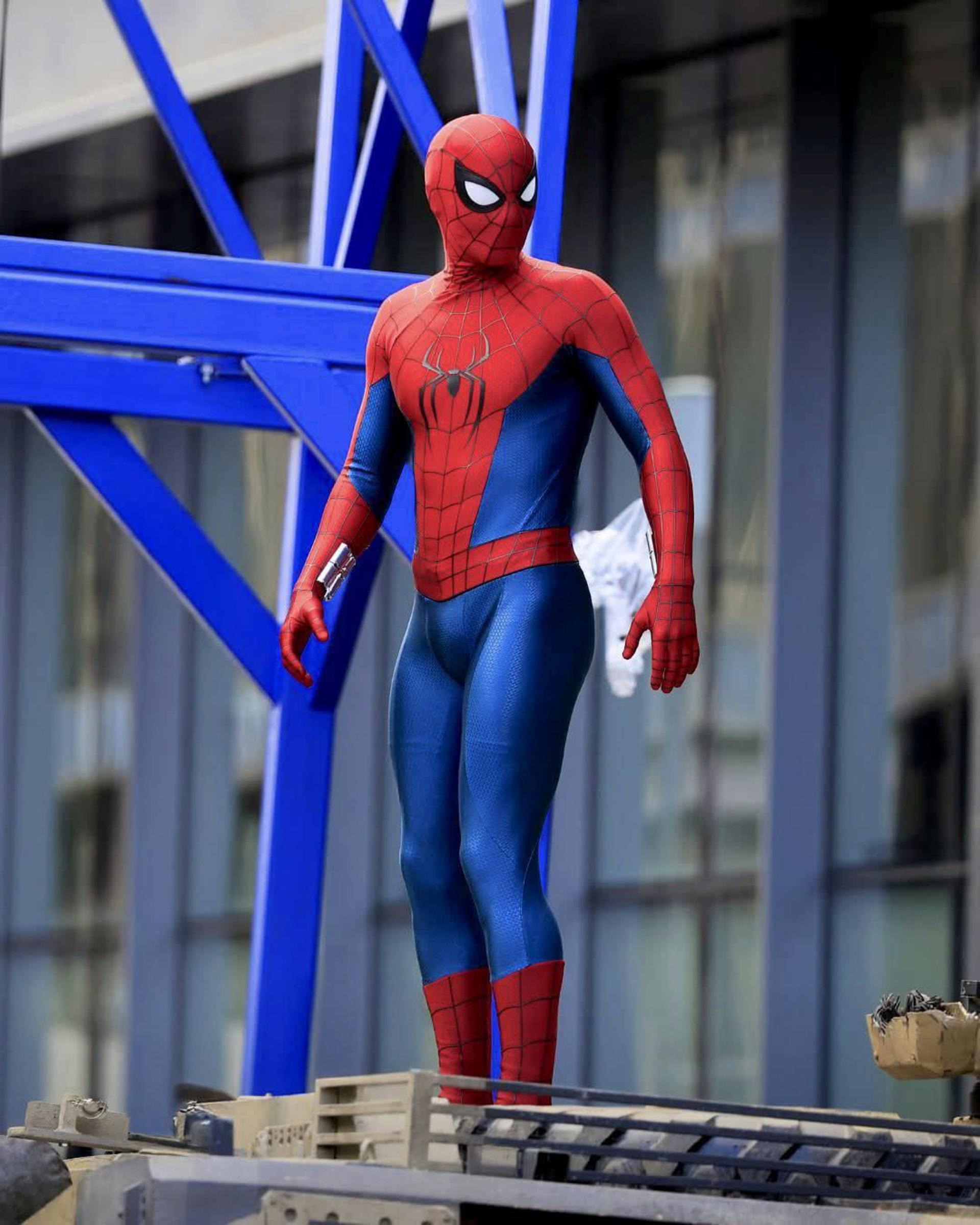 تام هالند در پشت صحنه فیلم Spider-Man: Brand New Day در گلاسگو با لباس جدید مرد عنکبوتی