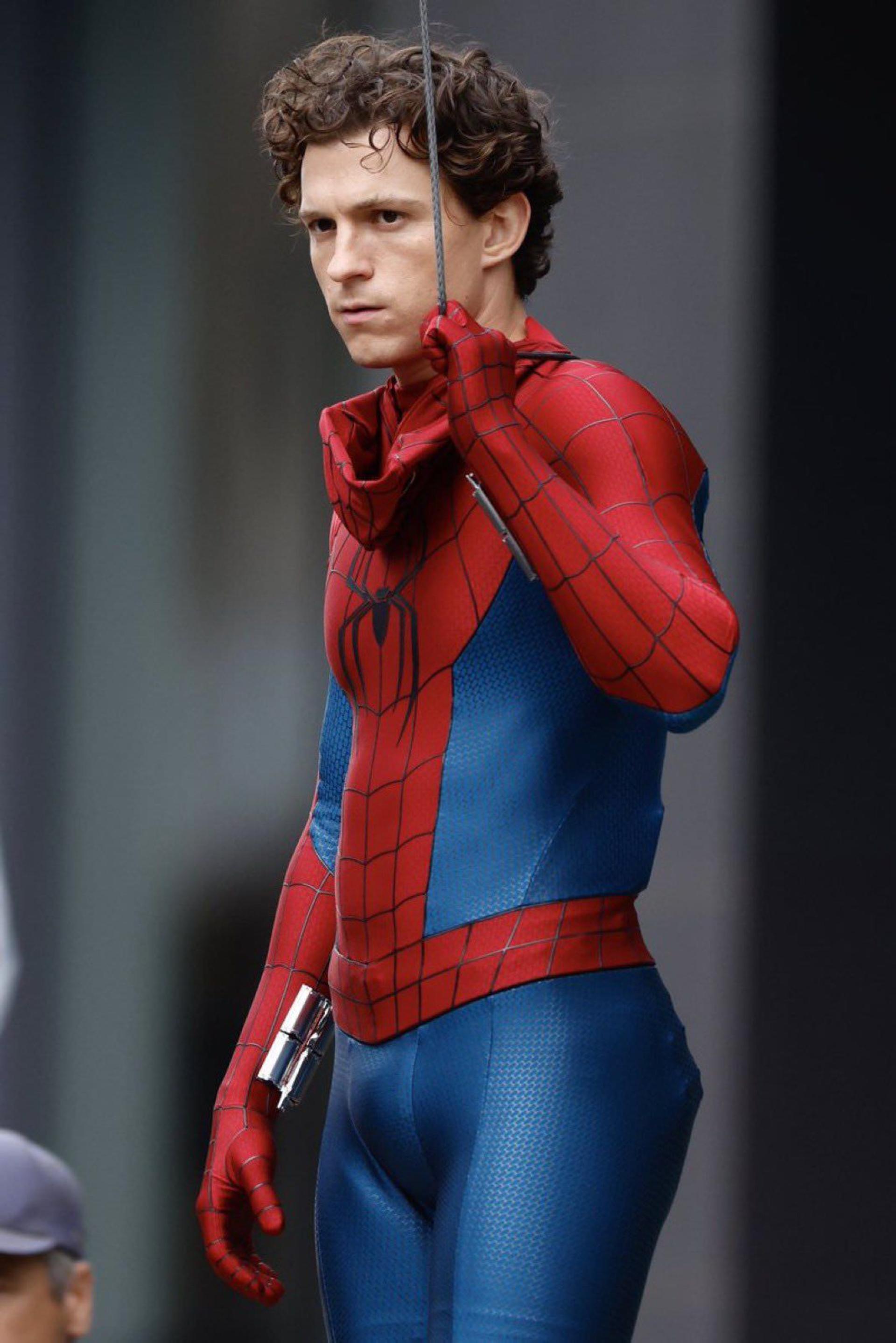 تام هالند در پشت صحنه فیلم Spider-Man: Brand New Day در گلاسگو با لباس جدید مرد عنکبوتی