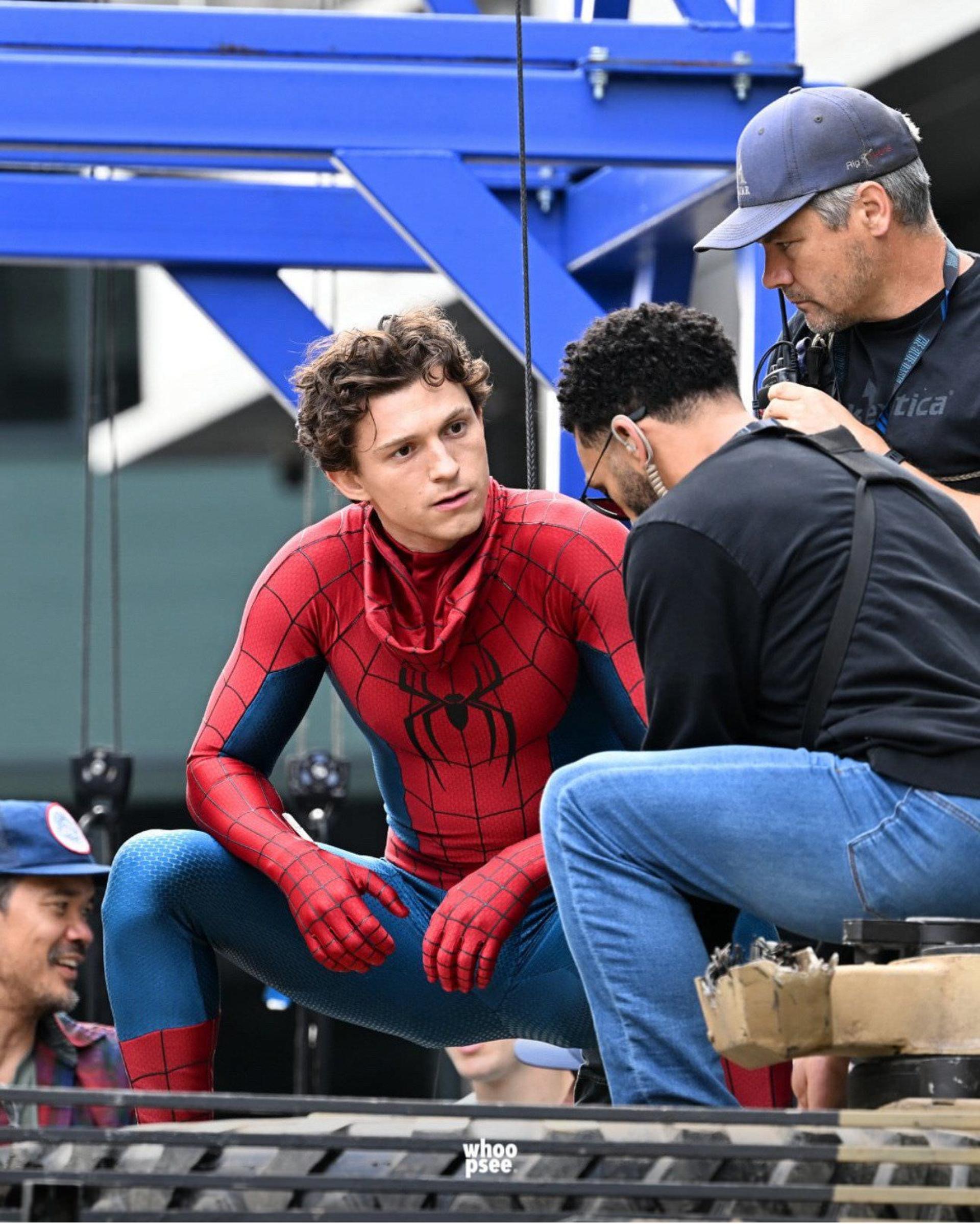 تام هالند در پشت صحنه فیلم Spider-Man: Brand New Day در گلاسگو با لباس جدید مرد عنکبوتی