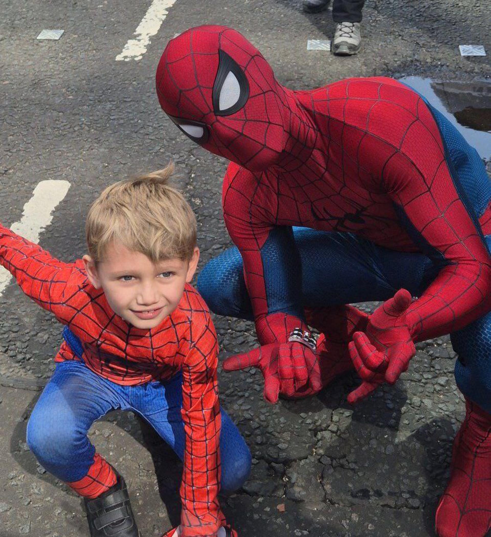 تام هالند در پشت صحنه فیلم Spider-Man: Brand New Day در گلاسگو با لباس جدید مرد عنکبوتی
