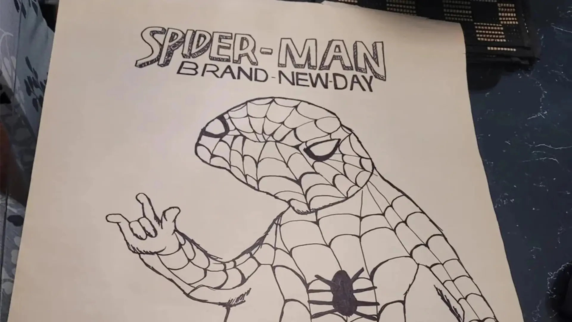 طرح سیاه و سفید از شخصیت مرد عنکبوتی (Spider-Man) با عنوان Brand New Day