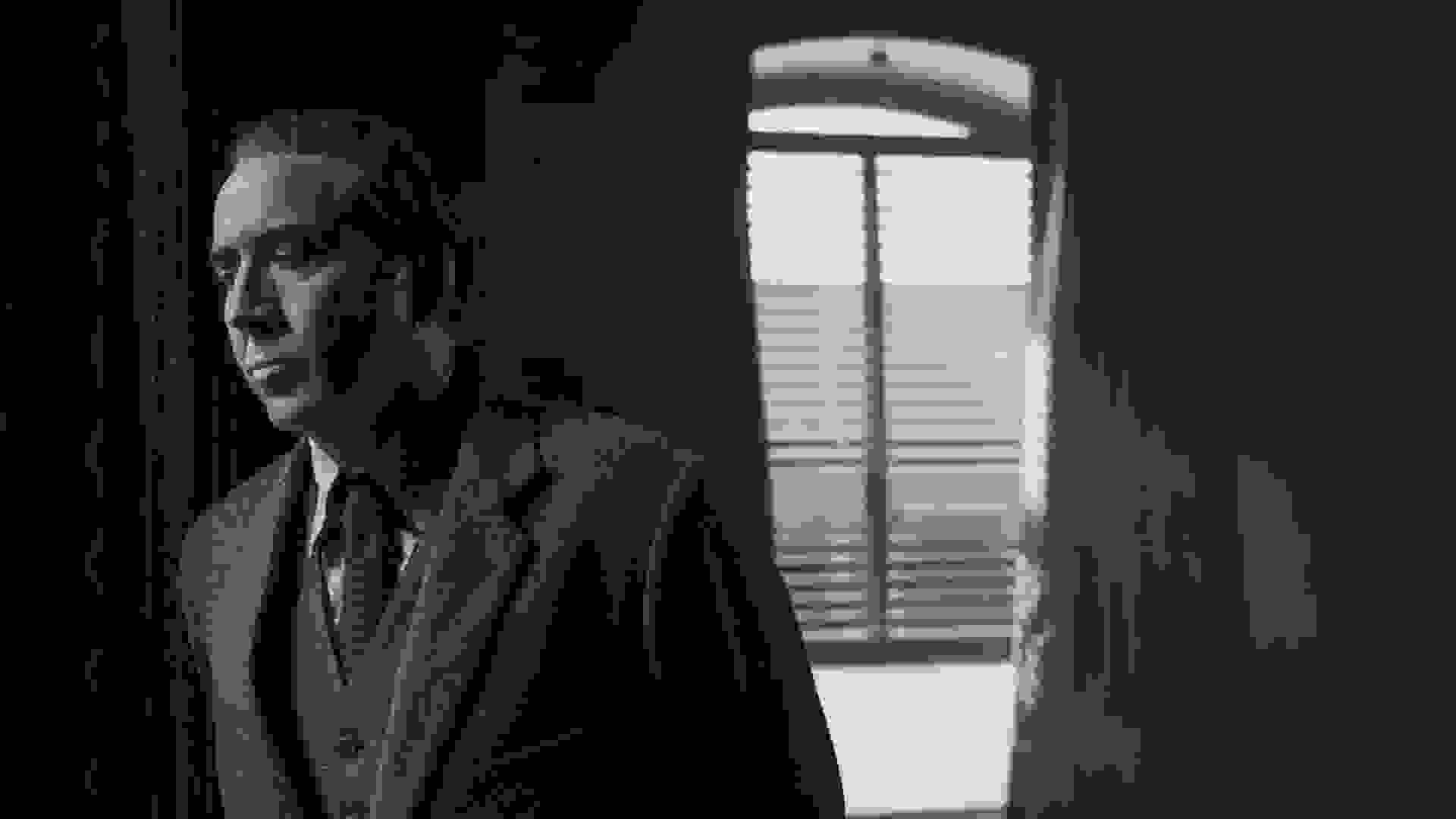 نیکلاس کیج در حال نگاه کردن در سریال spider noir