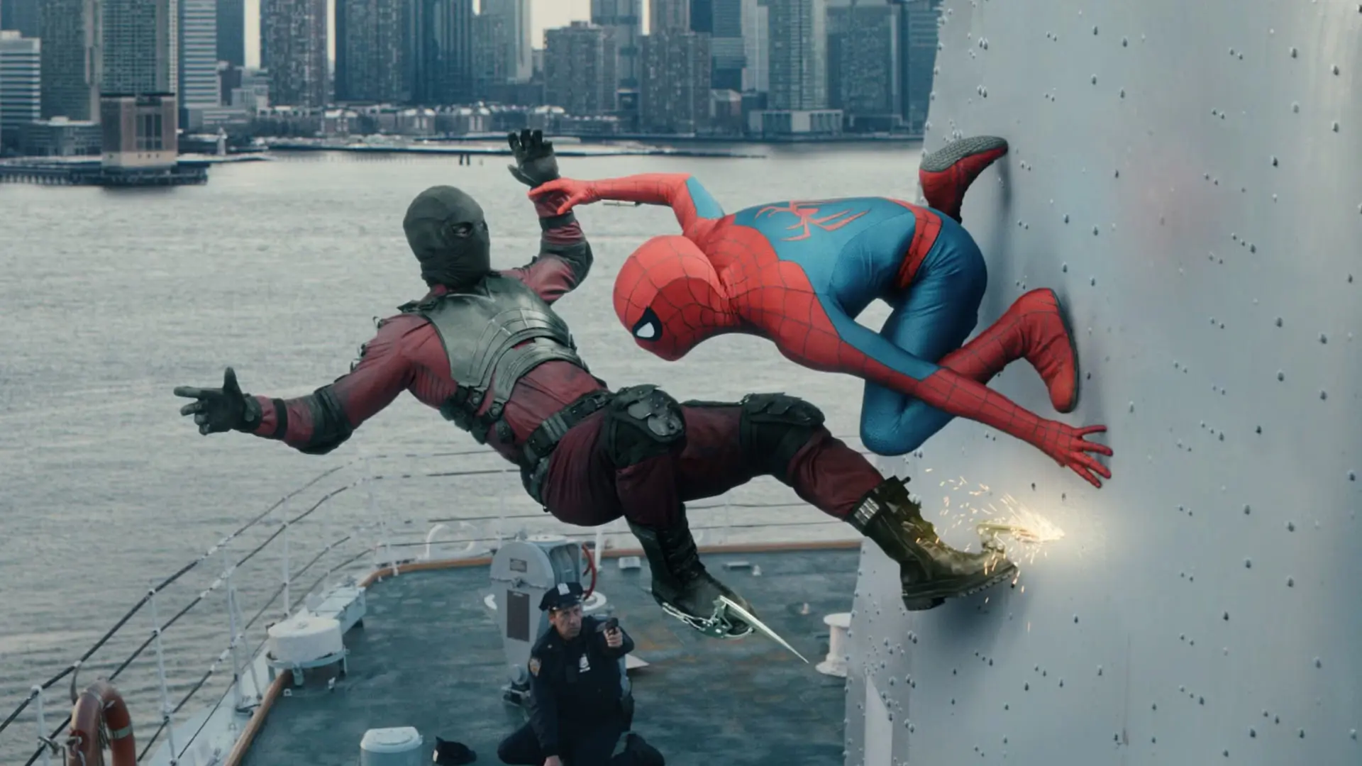 مرد عنکبوتی (Spider-Man) در حال مبارزه با یک شخصیت شرور در فیلم Spider-Man: Brand New Day