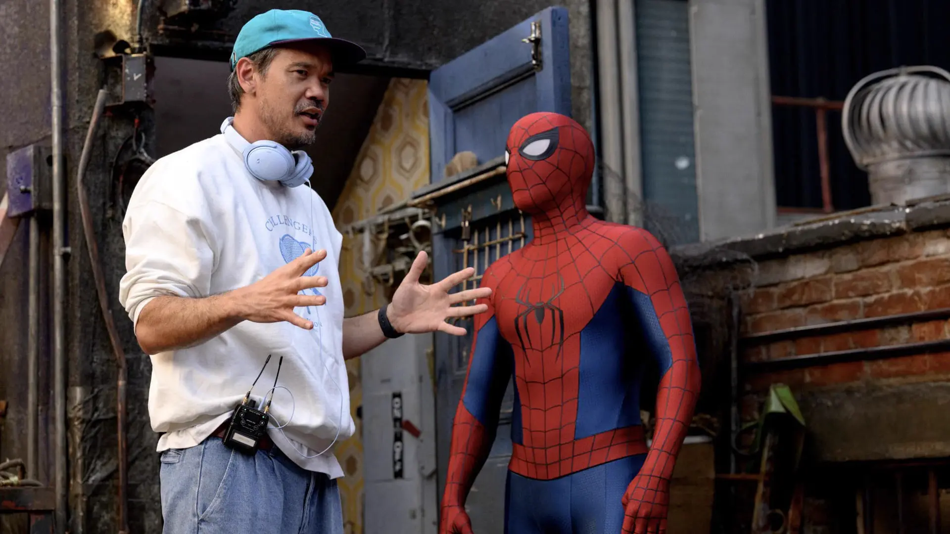 مرد عنکبوتی (Spider-Man) در کنار کارگردان در صحنه فیلم‌برداری
