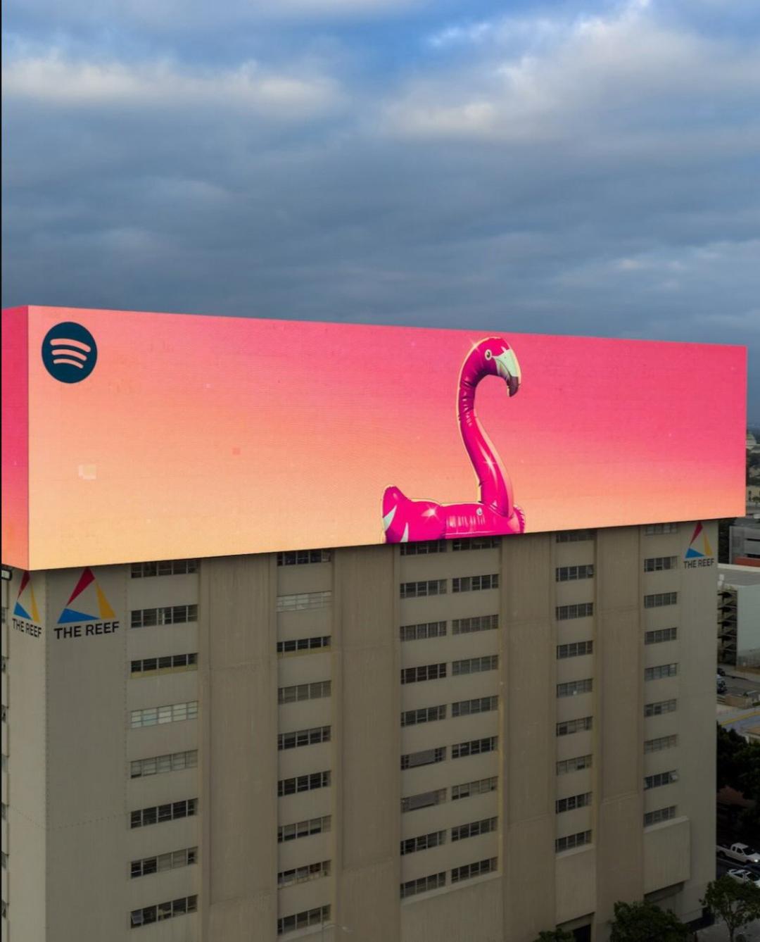 بیلبورد تبلیغاتی اسپاتیفای (Spotify) با طرح فلامینگوی صورتی روی ساختمان