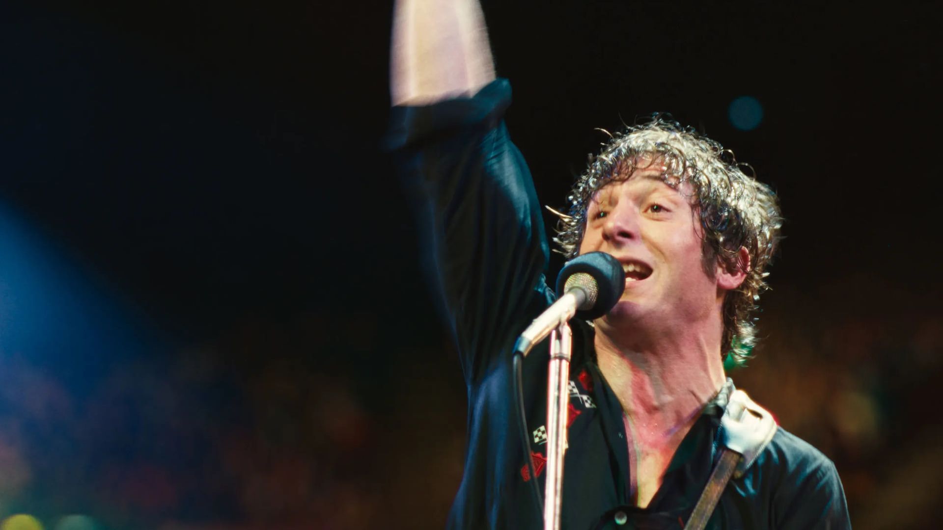 جرمی آلن وایت در حال خواندن در نقش بروس اسپرینگستین در فیلم Springsteen: Deliver Me from Nowhere