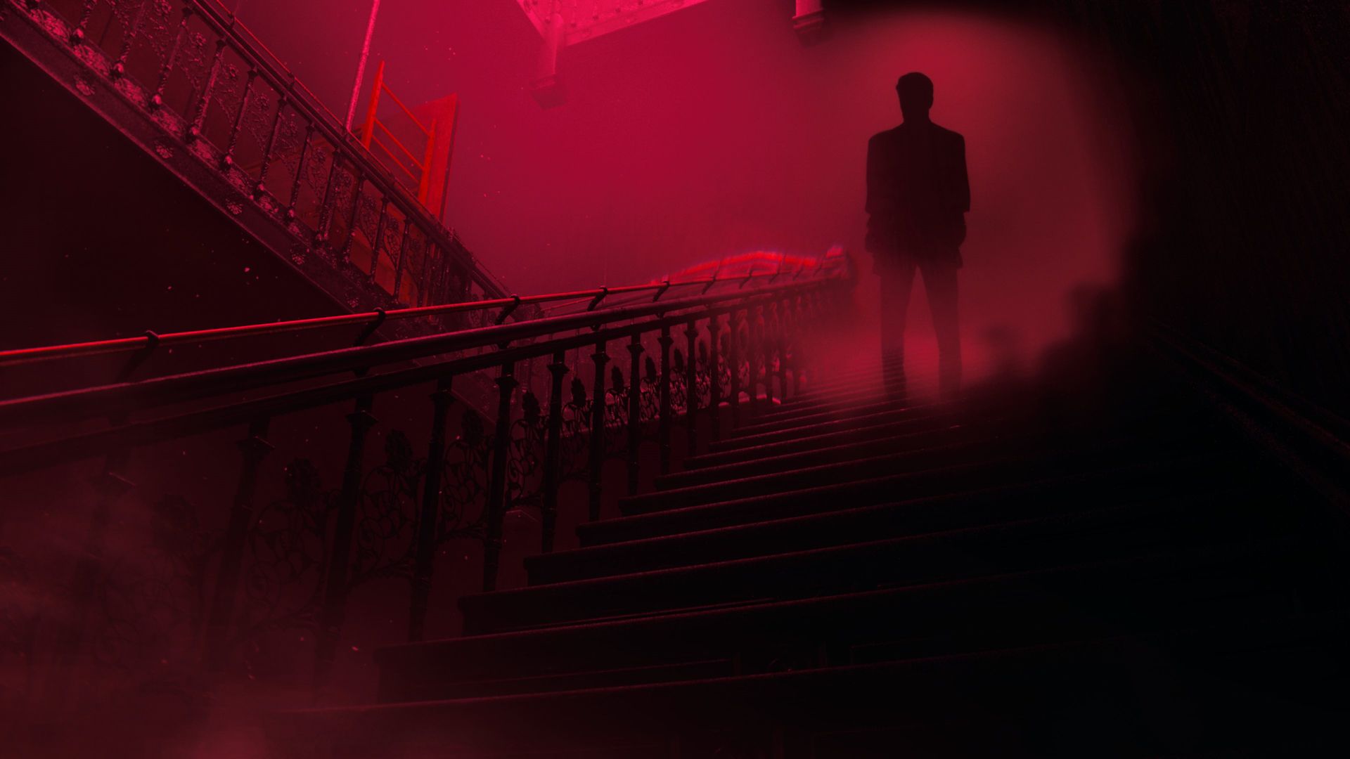 ایستادن شخصیت اصلی بازی Alan Wake 2 در بالای راه‌پله