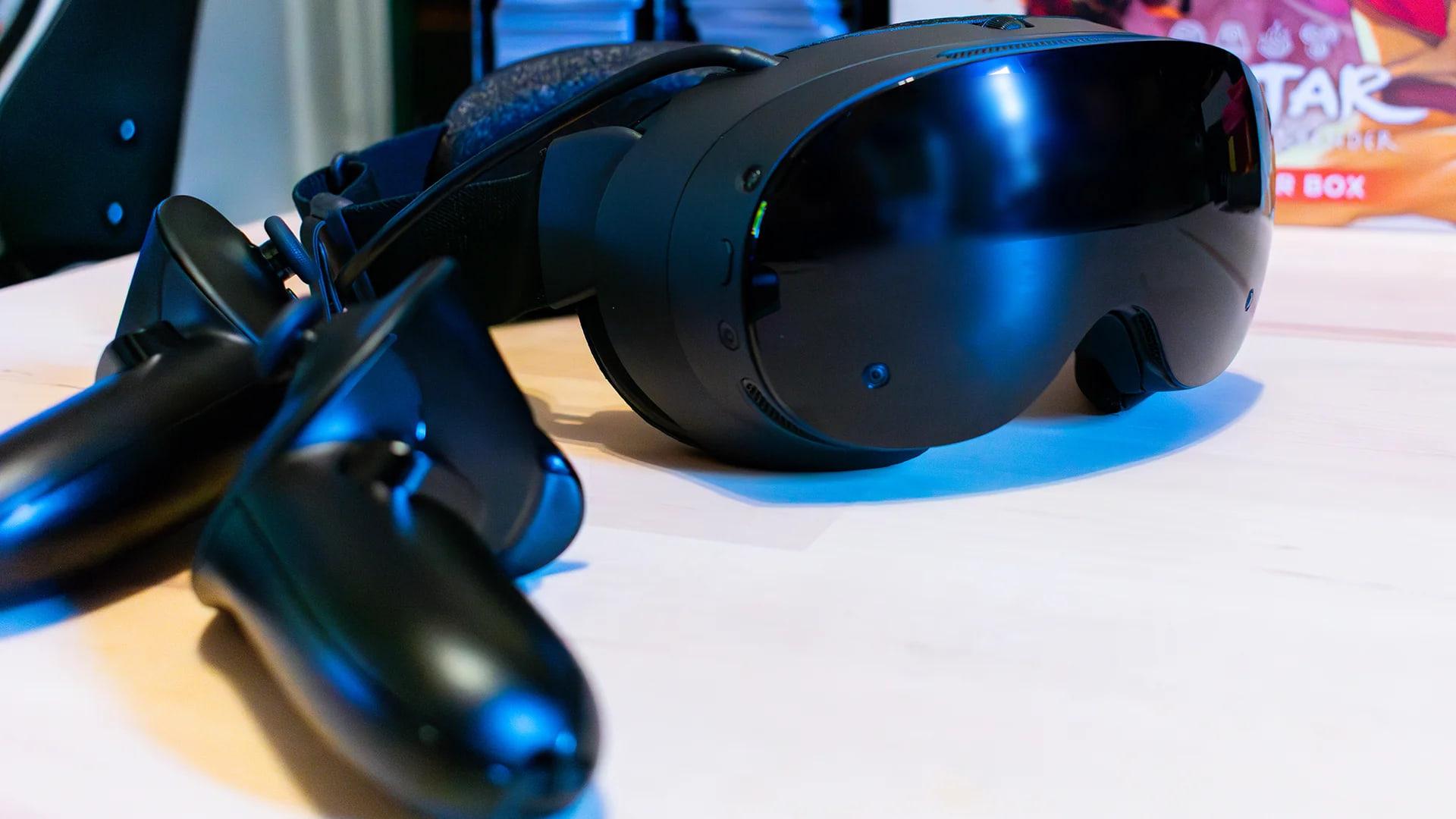 هدست واقعیت مجازی استیم فریم (SteamVR) و کنترلرهای آن روی میز