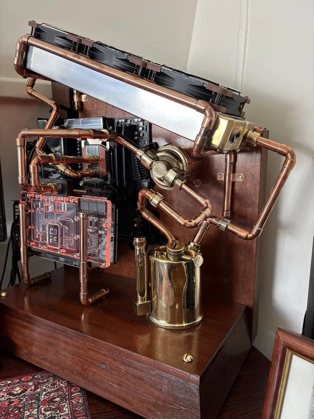 سیستم کامپیوتر گیمینگ با قطعات سخت‌افزاری و لوله‌های مسی سبک استیم‌پانک (Steampunk)