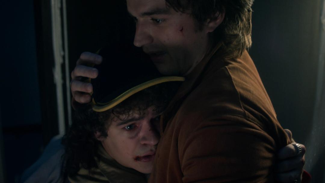 بغل کردن داستین توسط استیو در سریال Stranger Things 5