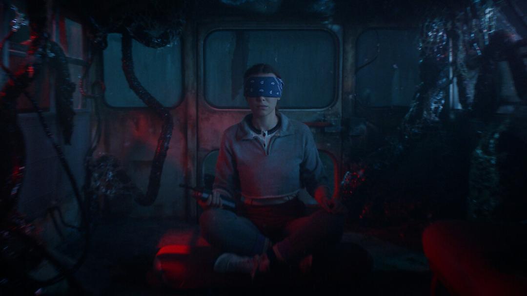میلی بابی براون در ماشین در دنیای وارونه در سریال Stranger Things 5