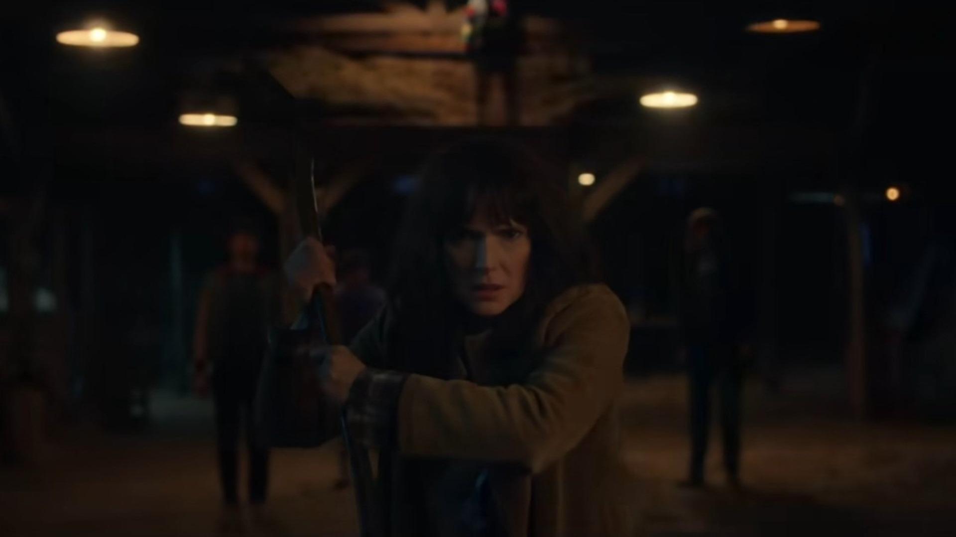 جویس بایرز در حال دفاع از بچه‌ها در سریال Stranger Things 5