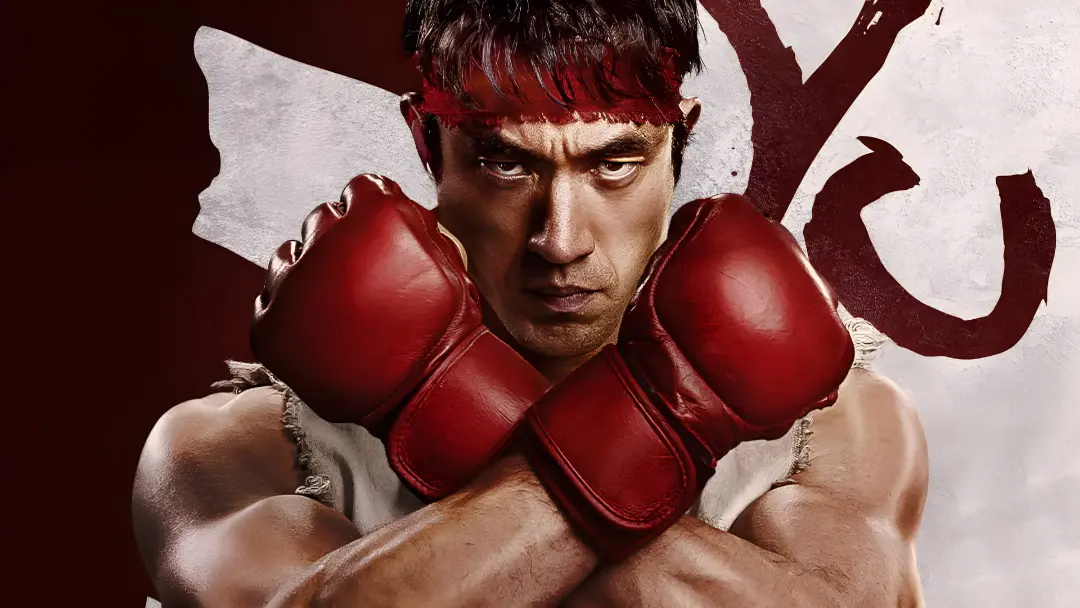 چهره بازیگر فیلم استریت فایتر (Street Fighter) با دستکش‌های بوکس قرمز