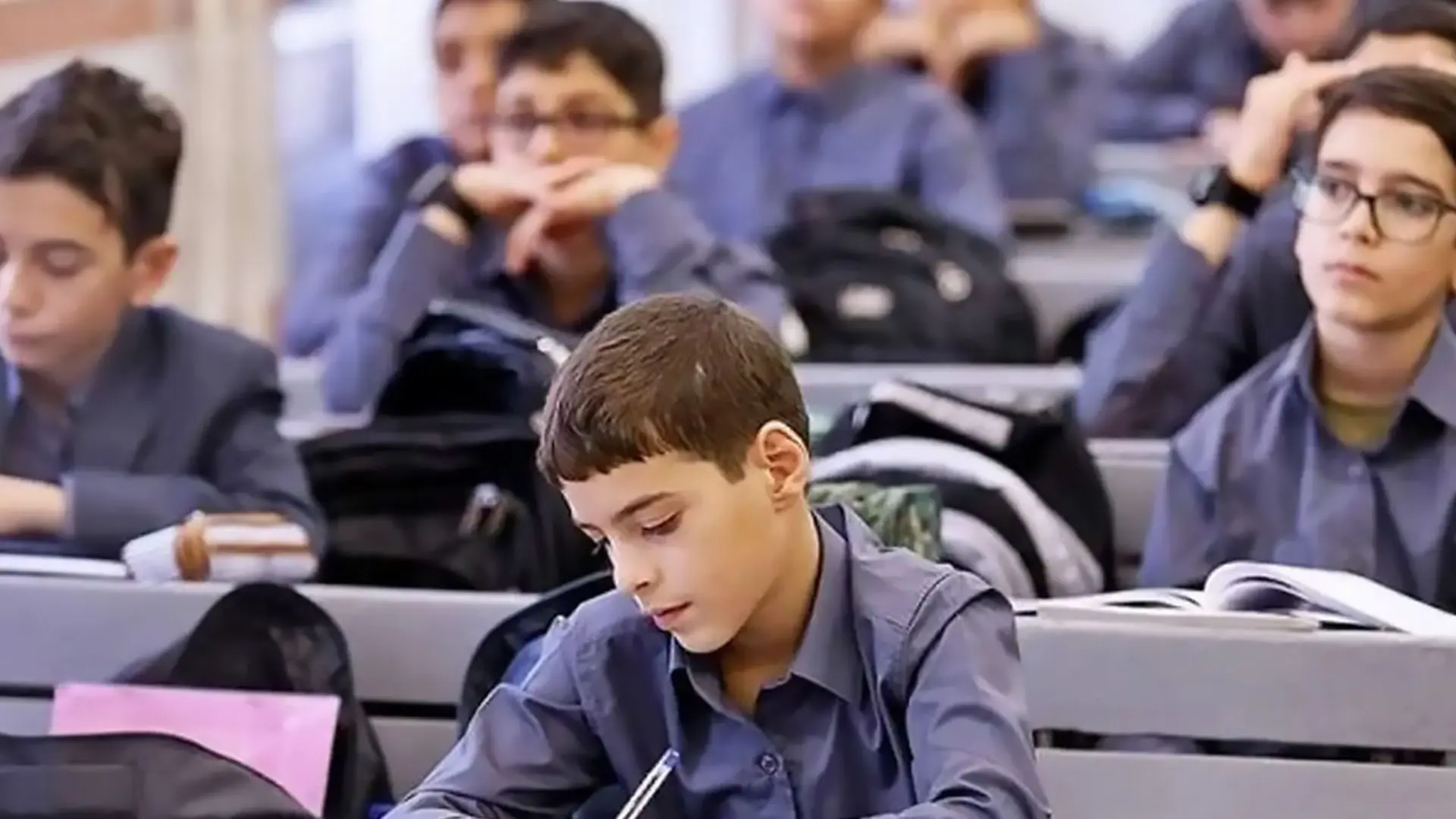 دانش آموزان در جلسه امتحان