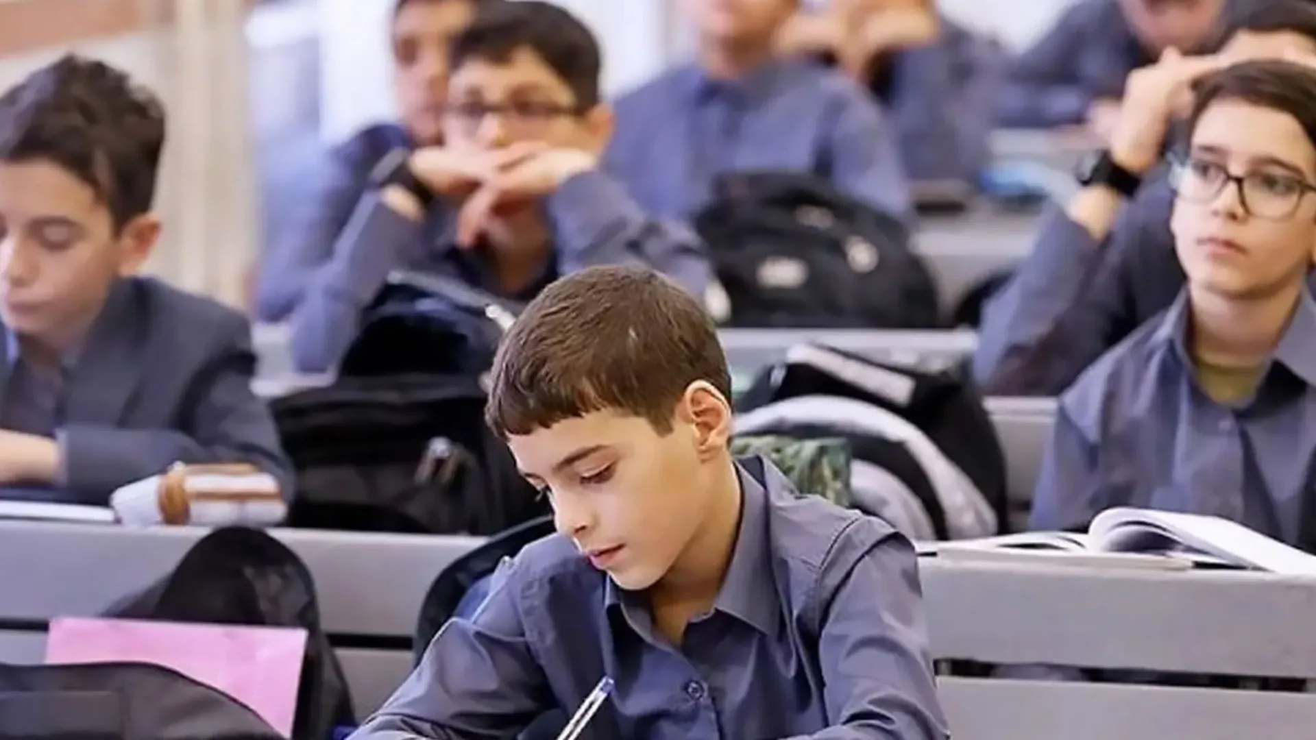 دانش آموزان در جلسه امتحان