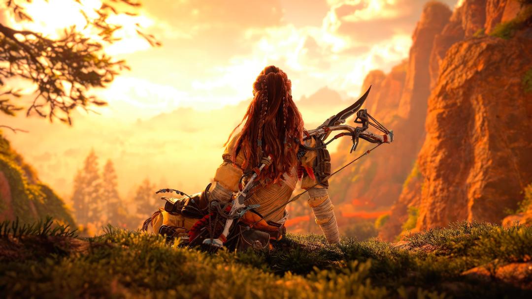 کاراکتر الوی (Aloy) مشغول تماشای غروب خورشید در بازی Horizon Forbidden West