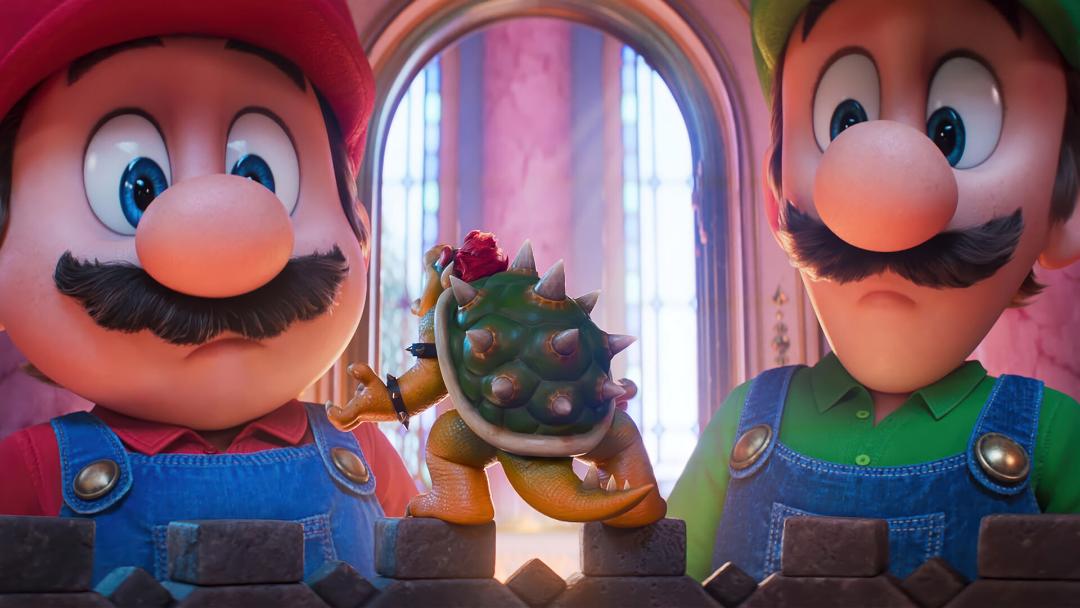 ماریو و لوئیجی در حال تماشا باوزر کوچک شده در انیمیشن The Super Mario Galaxy Movie 
