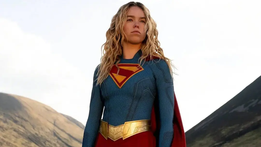 میلی آلکاک در حال نگاه کردن در فیلم supergirl