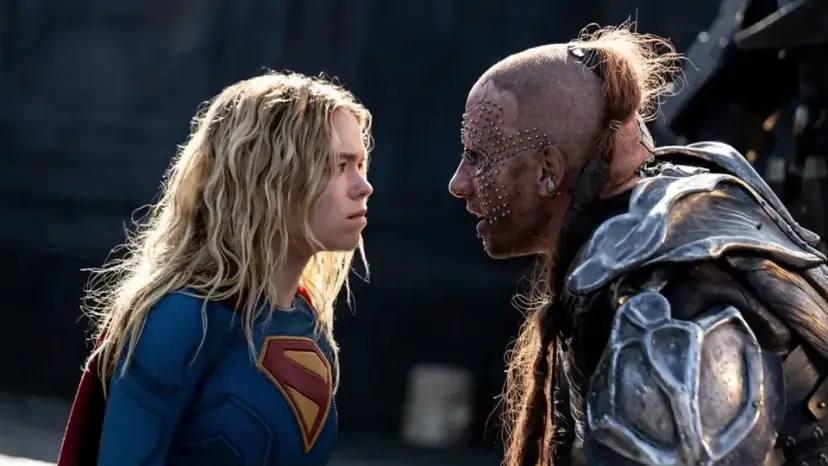 میلی آلکاک در حال نگاه کردن در فیلم supergirl