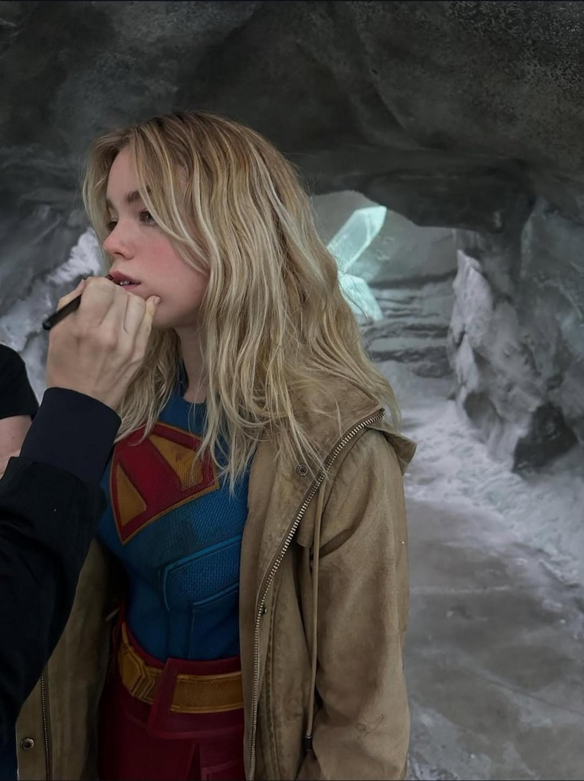 میلی آلکاک در نقش سوپرگرل در پشت صحنه فیلم Superman